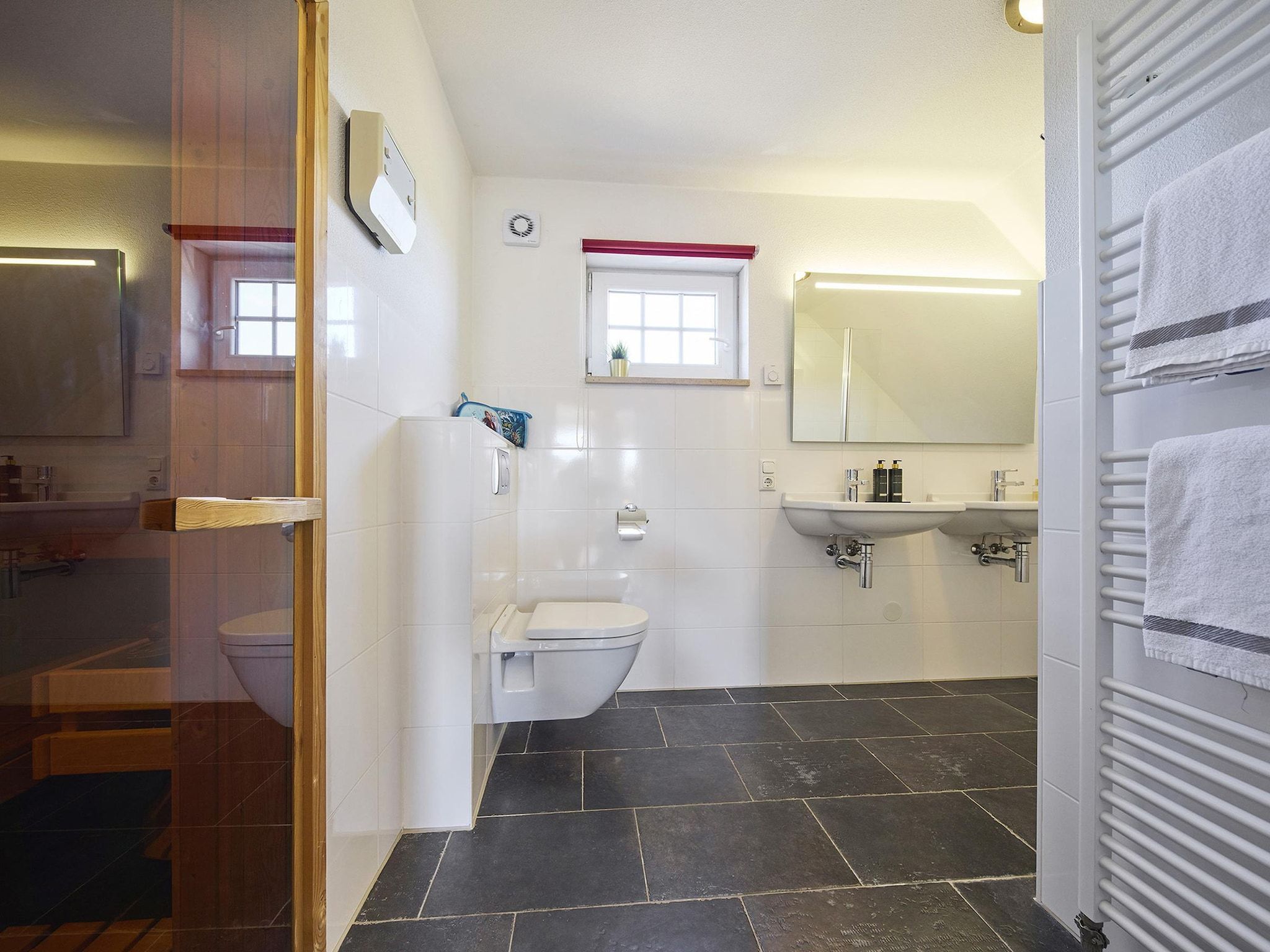 De badkamer van Buitenhof De Leistert 16 in Roggel