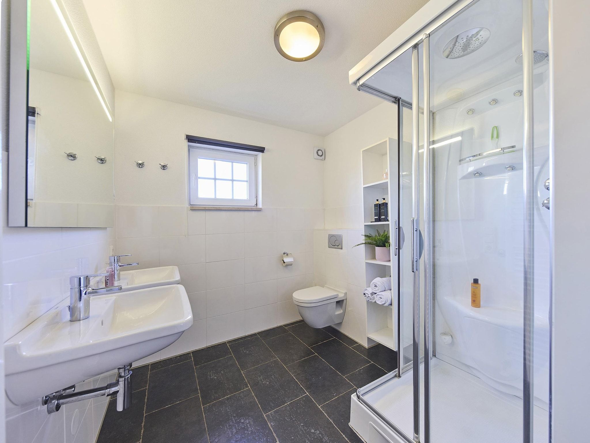 De badkamer van Buitenhof De Leistert 4 in Roggel