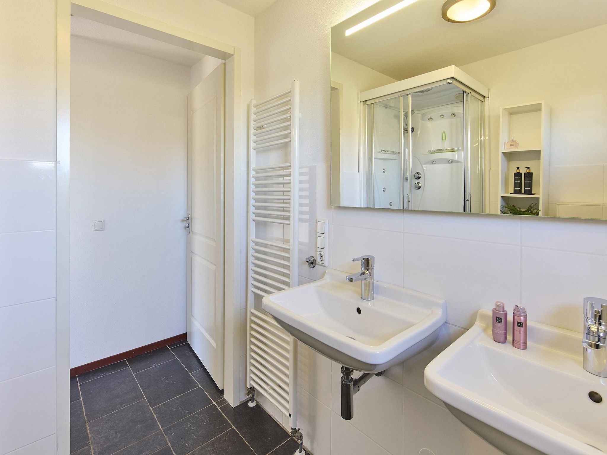 De badkamer van Buitenhof De Leistert 4 in Roggel