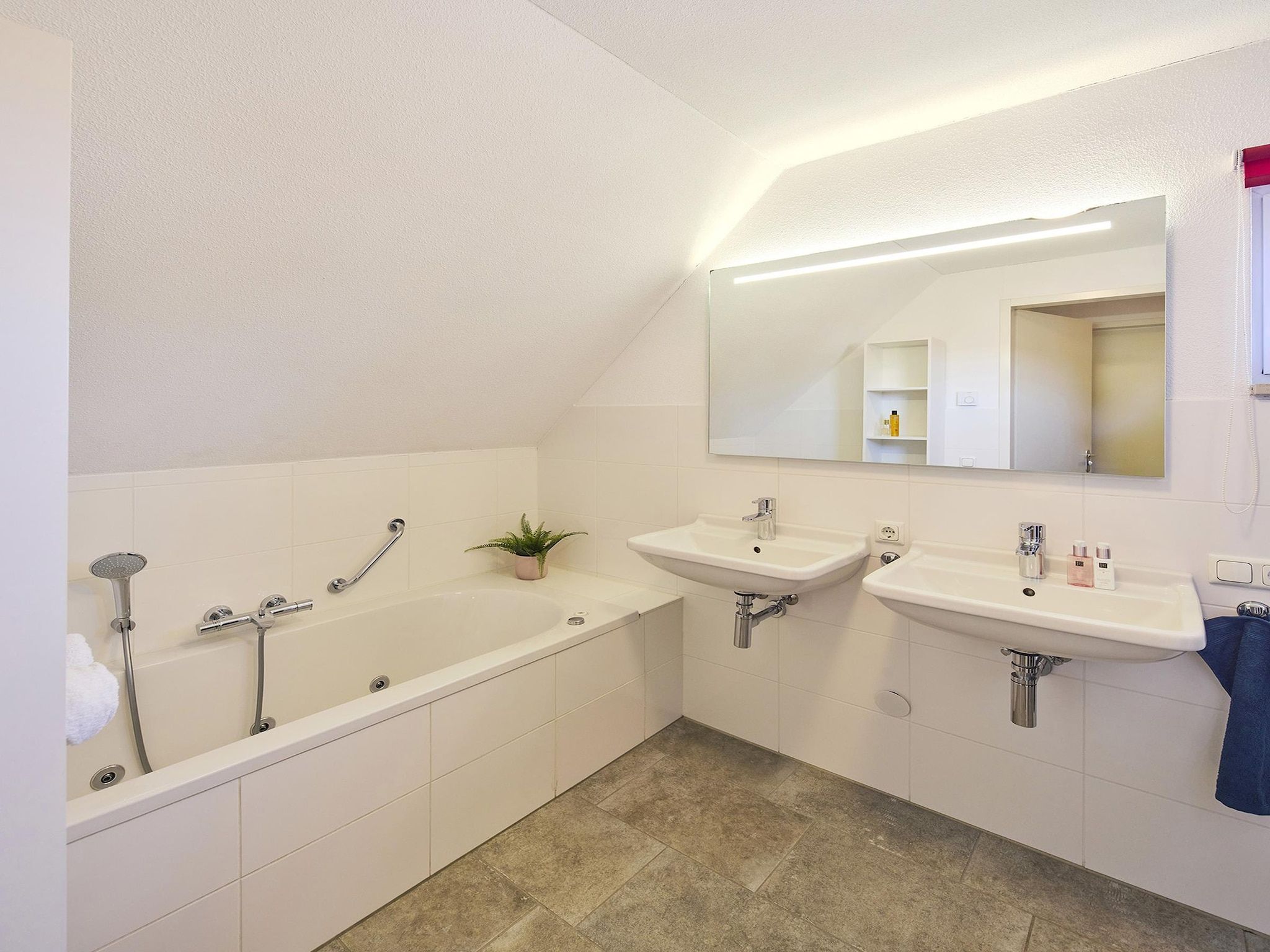 De badkamer van Buitenhof De Leistert 13 in Roggel