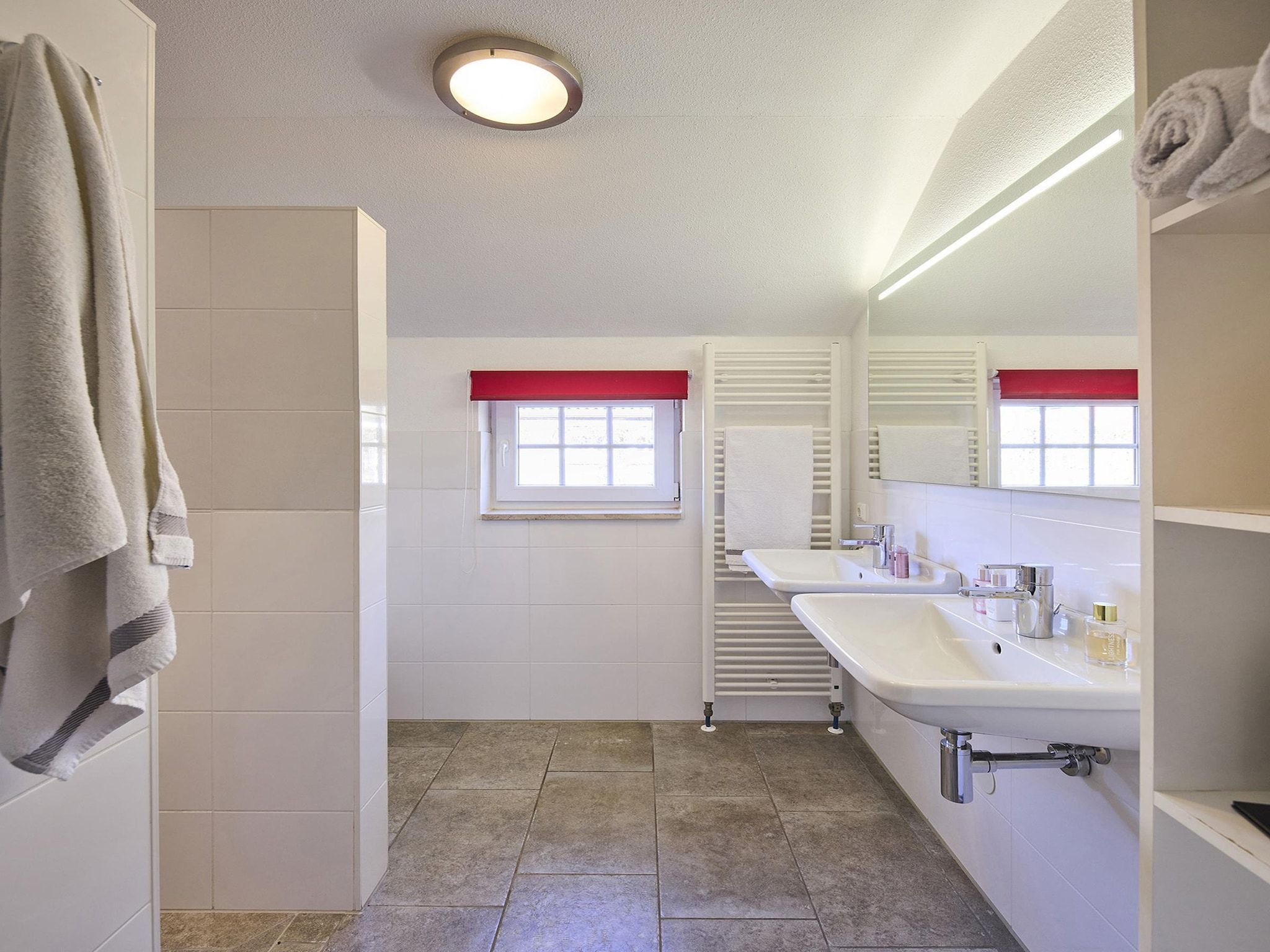 De badkamer van Buitenhof De Leistert 10 in Roggel