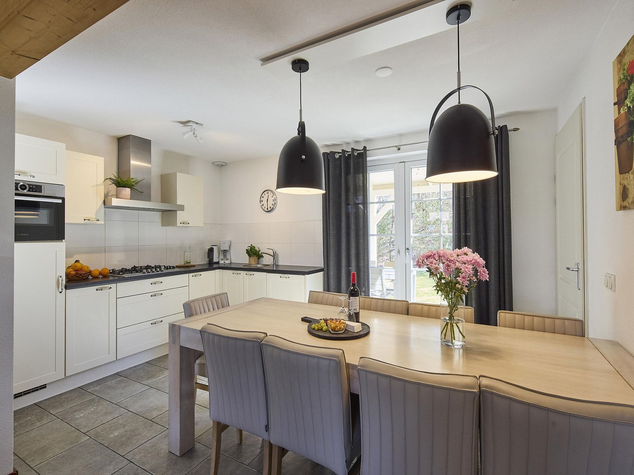 De eetkamer van Buitenhof De Leistert 10 in Roggel