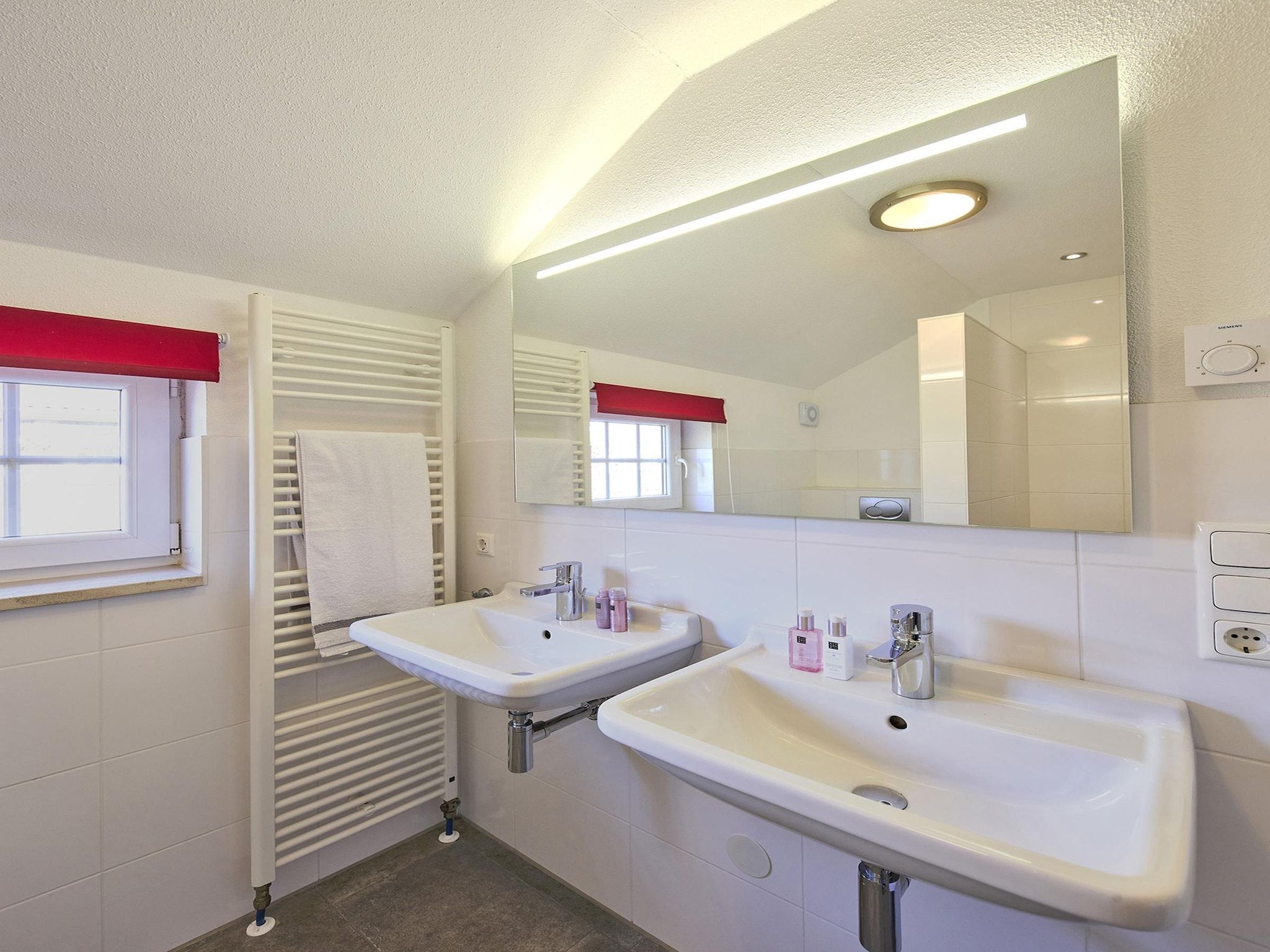 De badkamer van Buitenhof De Leistert 10 in Roggel