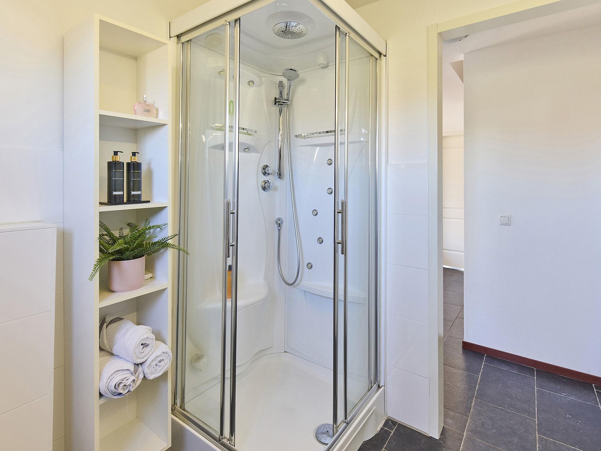 De badkamer van Buitenhof De Leistert 5 in Roggel