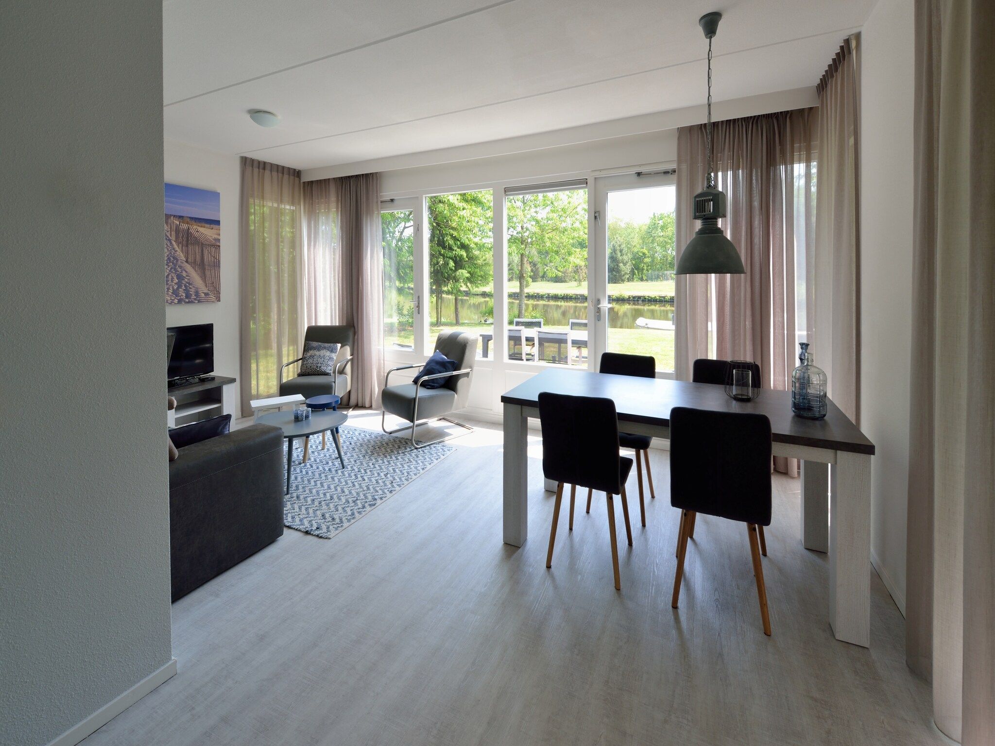 De woonkamer van Villapark Schildmeer 2 in Steendam