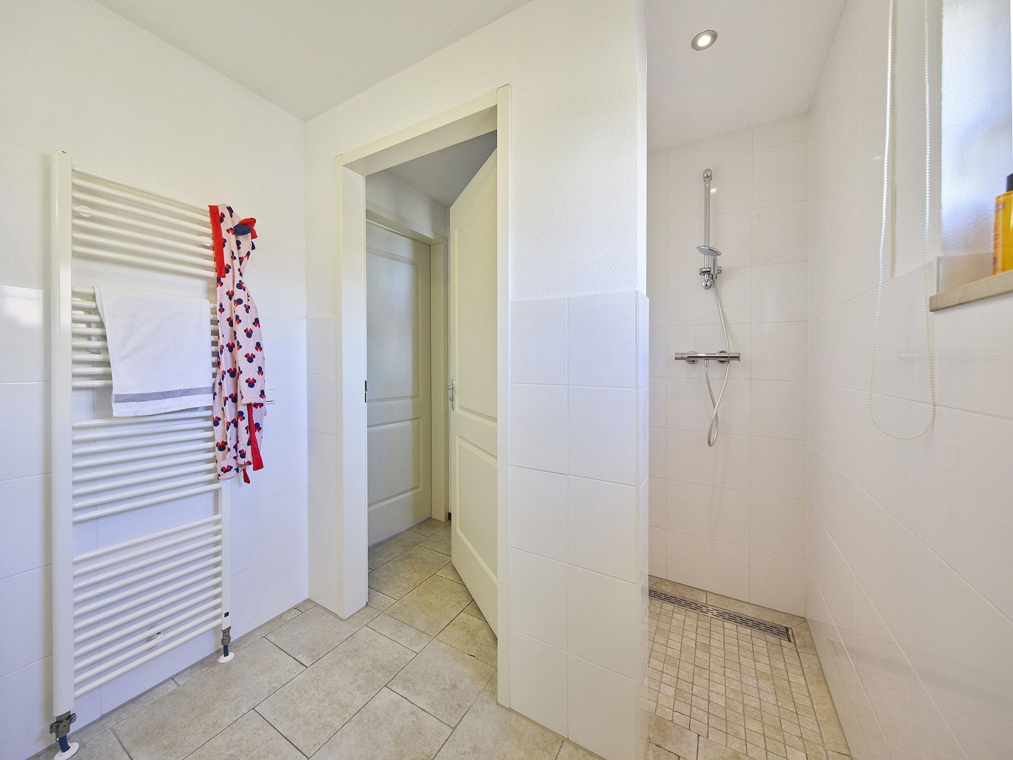 De badkamer van Buitenhof De Leistert 8 in Roggel