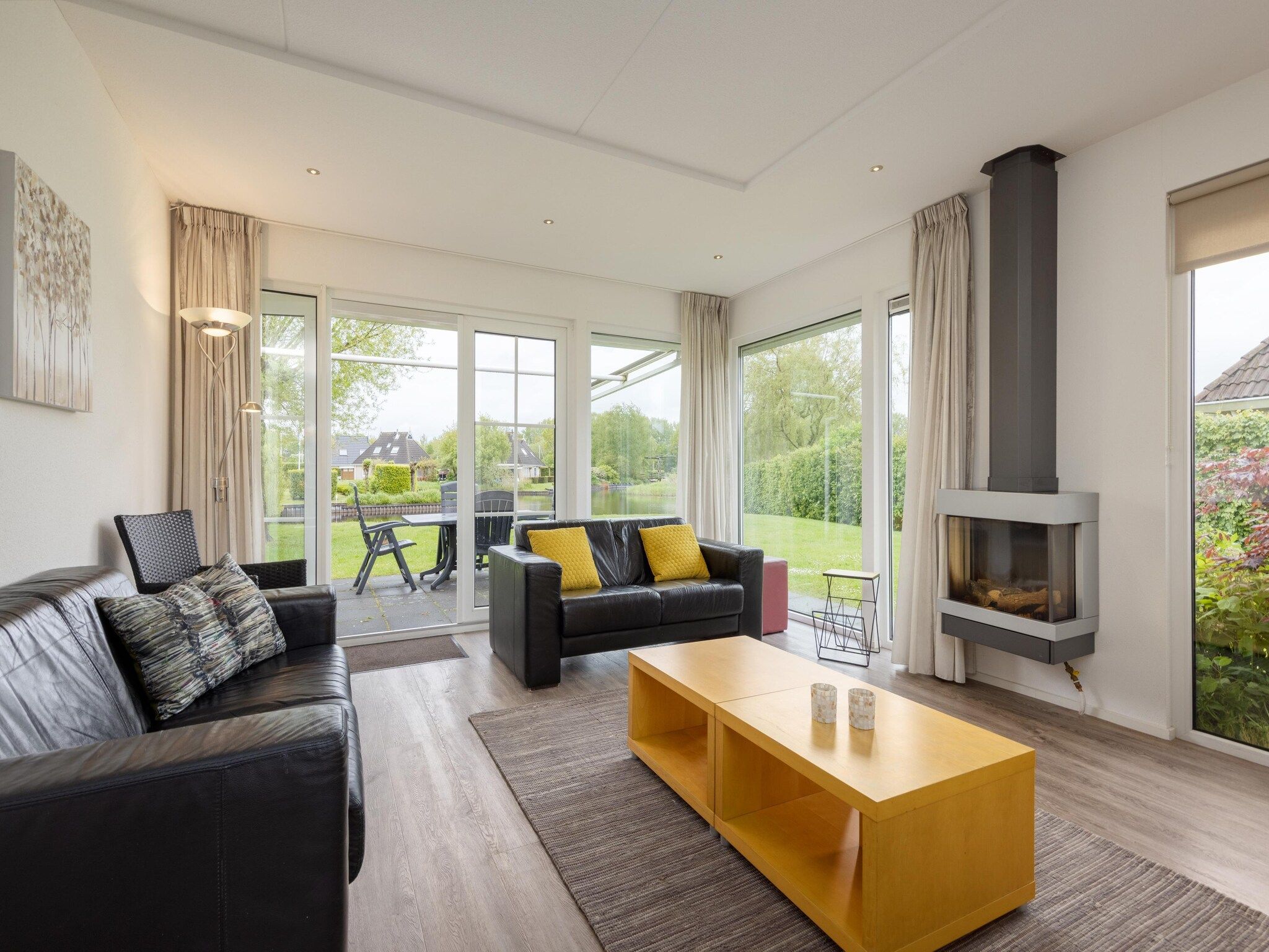 De woonkamer van Buitenplaats It Wiid 1 in Eernewoud