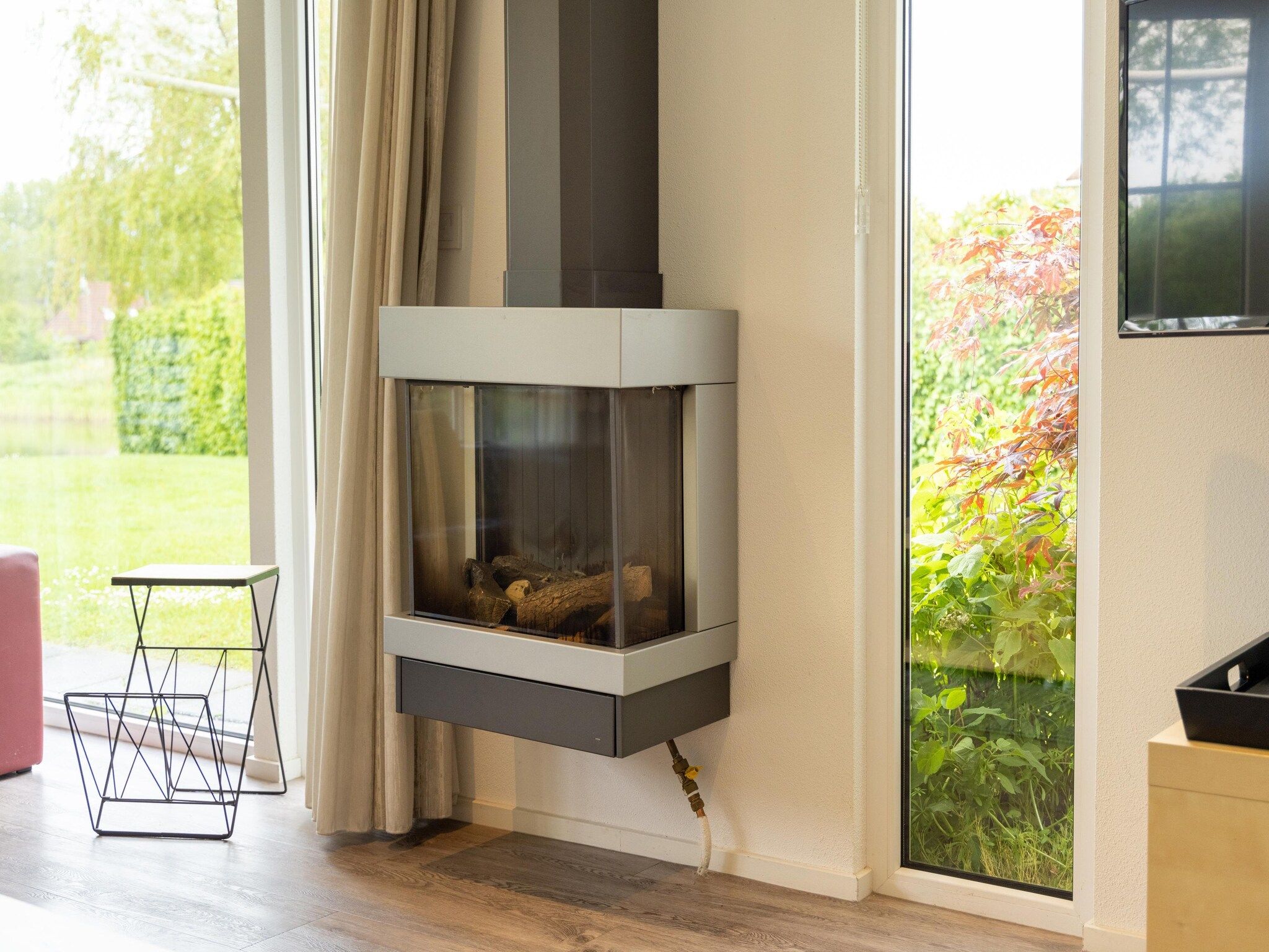 De woonkamer van Buitenplaats It Wiid 1 in Eernewoud