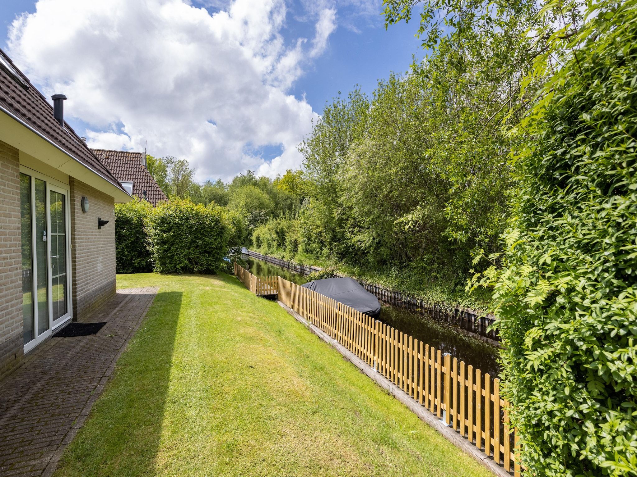 De tuin van Buitenplaats It Wiid 5 in Eernewoud