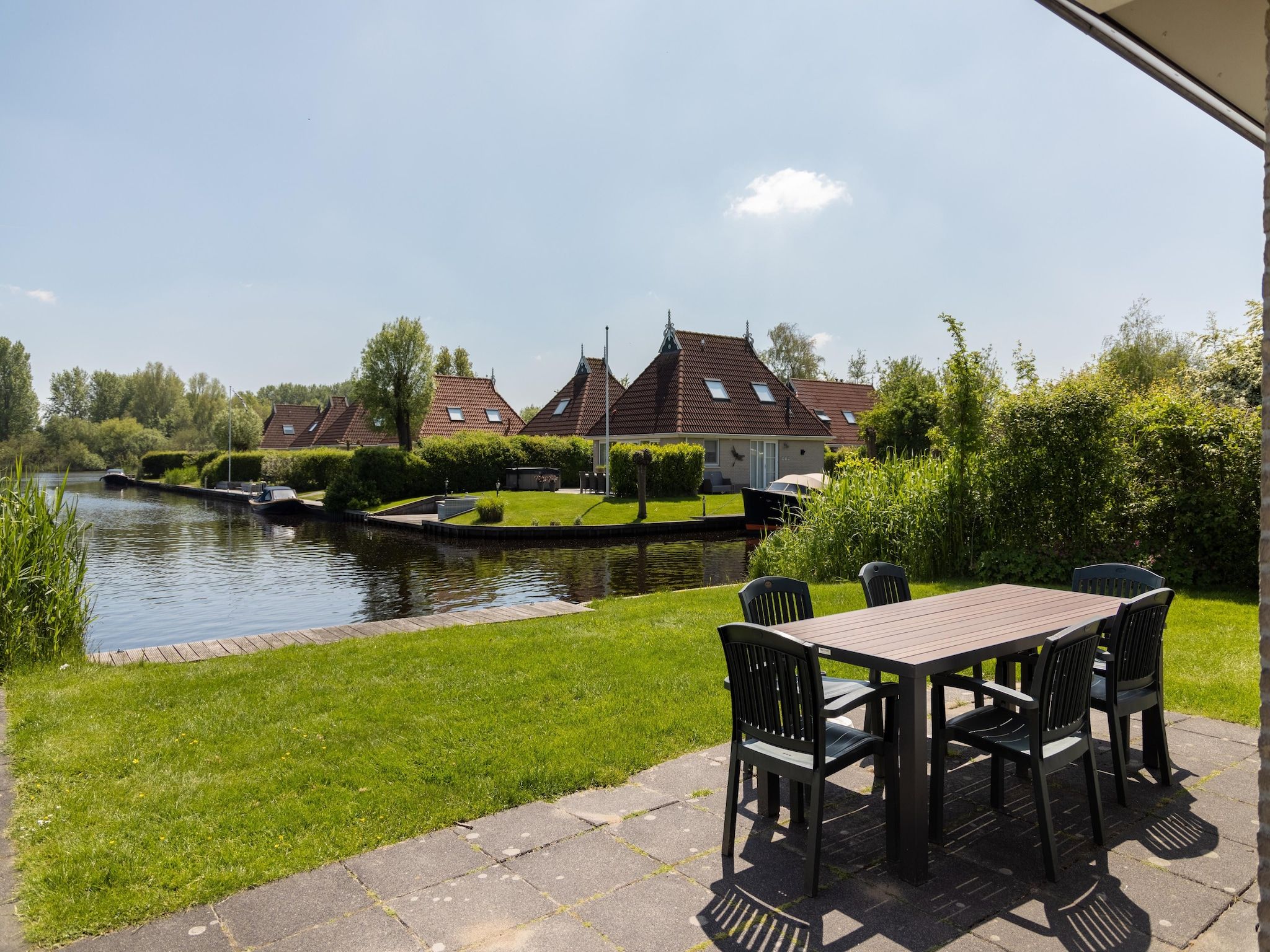 Het terras van Buitenplaats It Wiid in Eernewoud