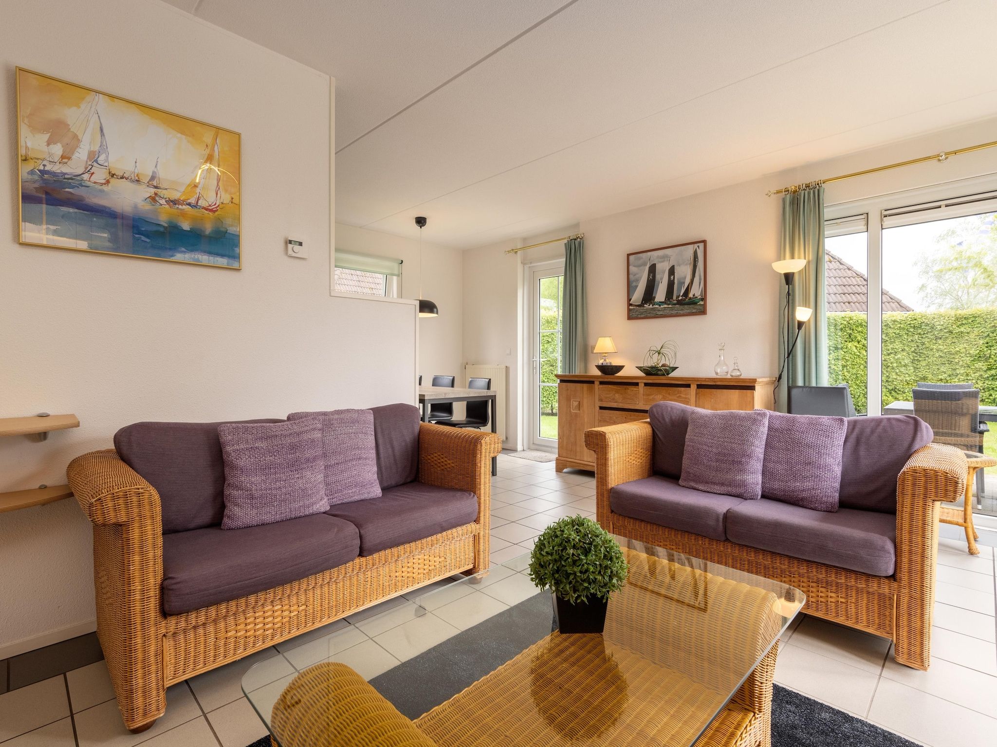 De woonkamer van Buitenplaats It Wiid 4 in Eernewoud