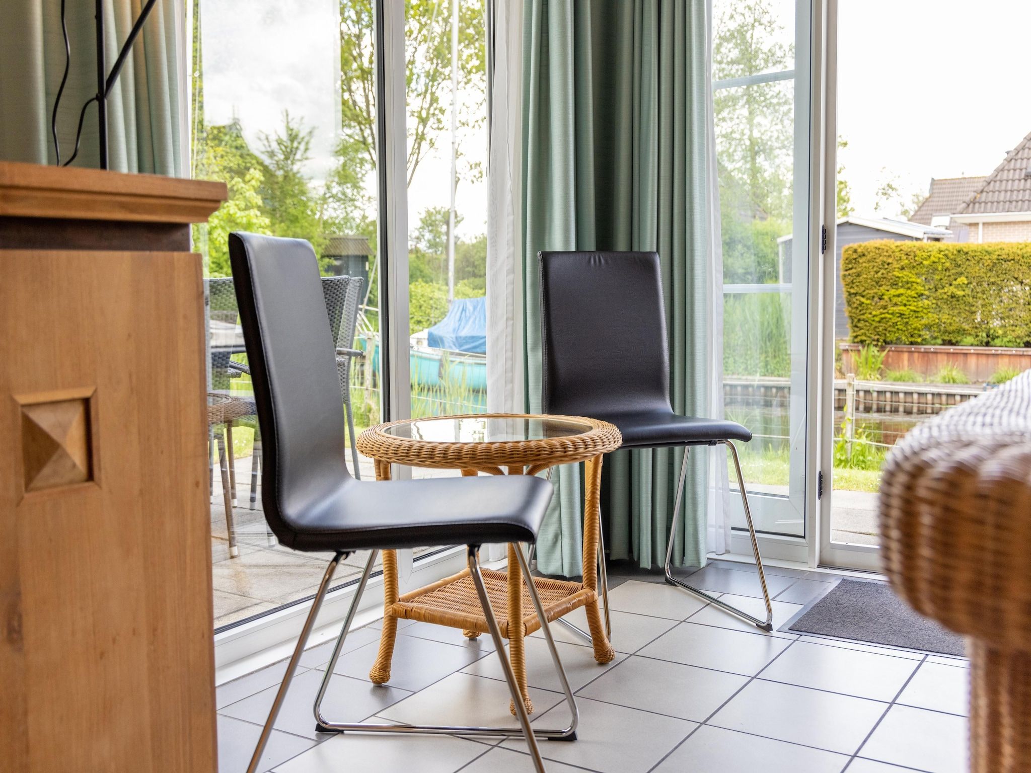 De woonkamer van Buitenplaats It Wiid 4 in Eernewoud