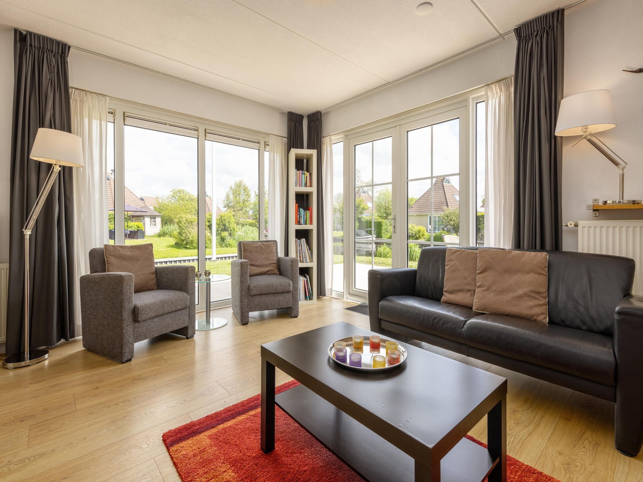 De woonkamer van Buitenplaats It Wiid 2 in Eernewoud