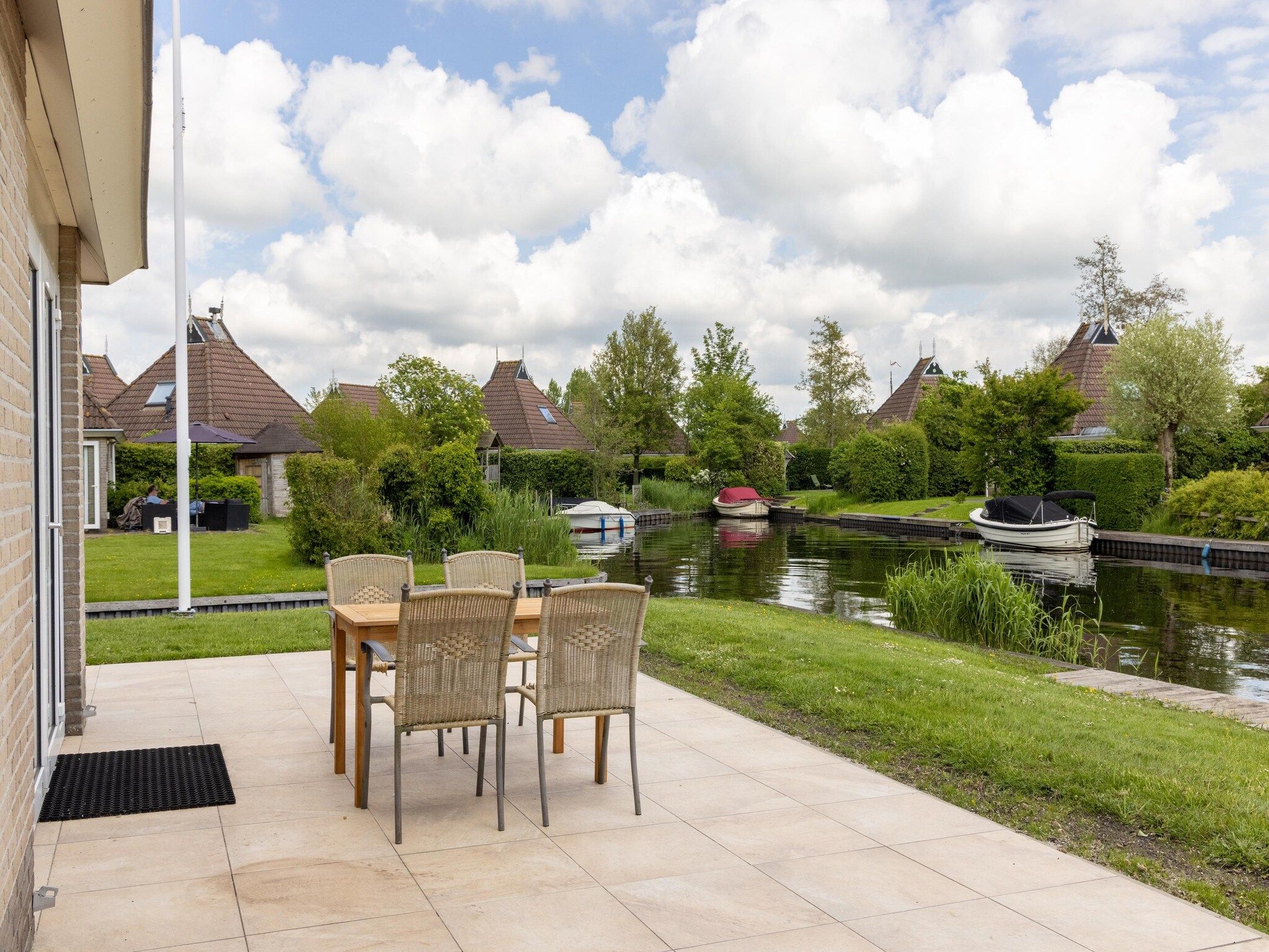 Het terras van Buitenplaats It Wiid 2 in Eernewoud