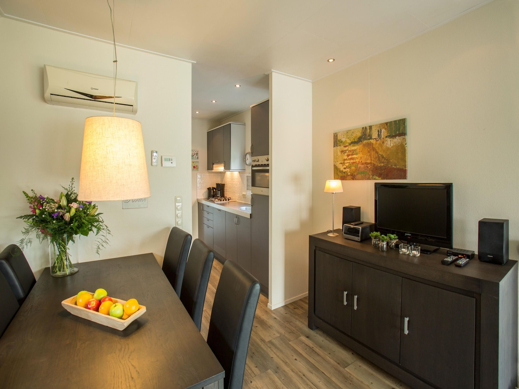 De eetkamer van Recreatiepark Tolplas 1 in Hoge Hexel