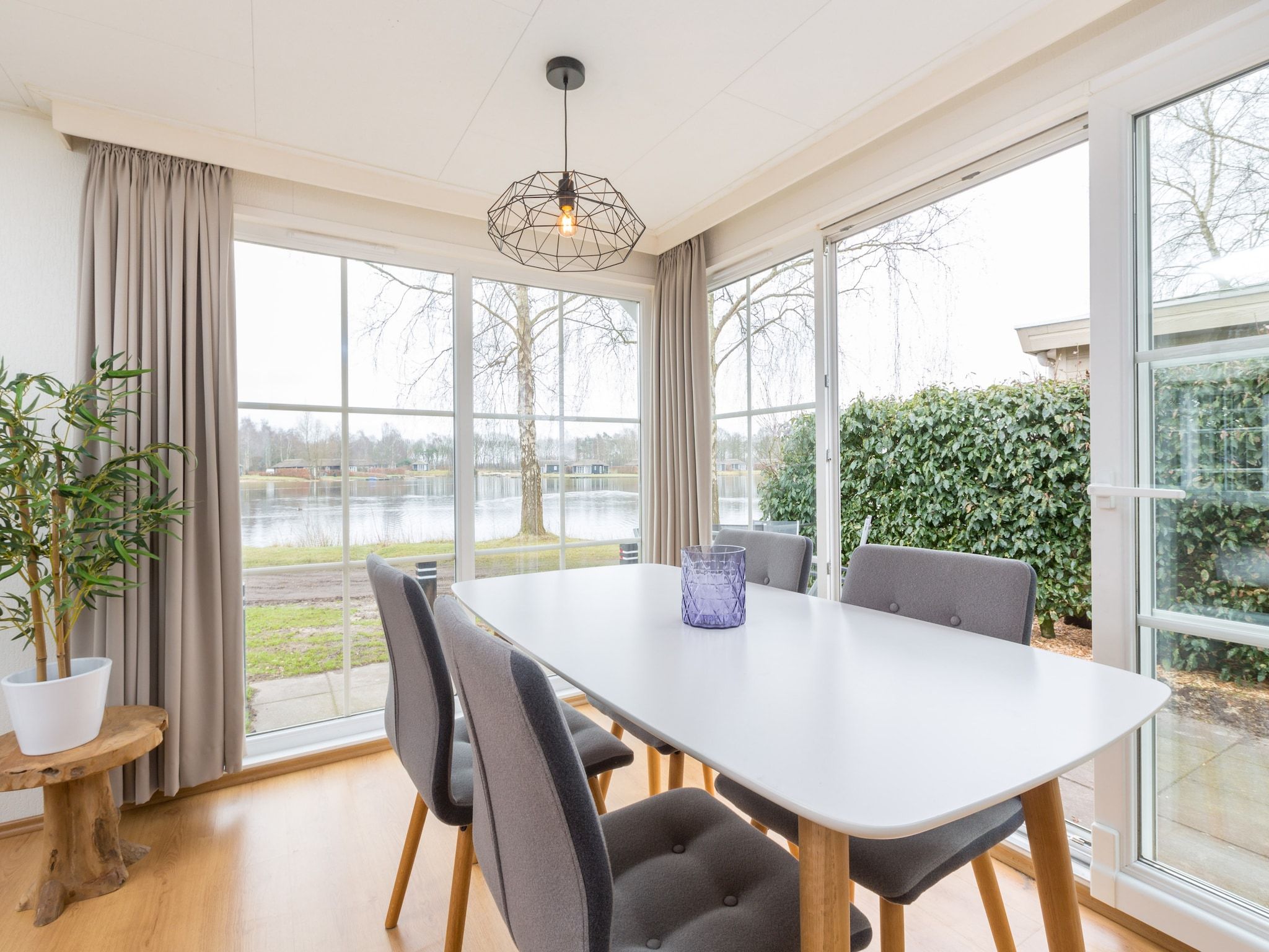 De eetkamer van Recreatiepark Tolplas 2 in Hoge Hexel