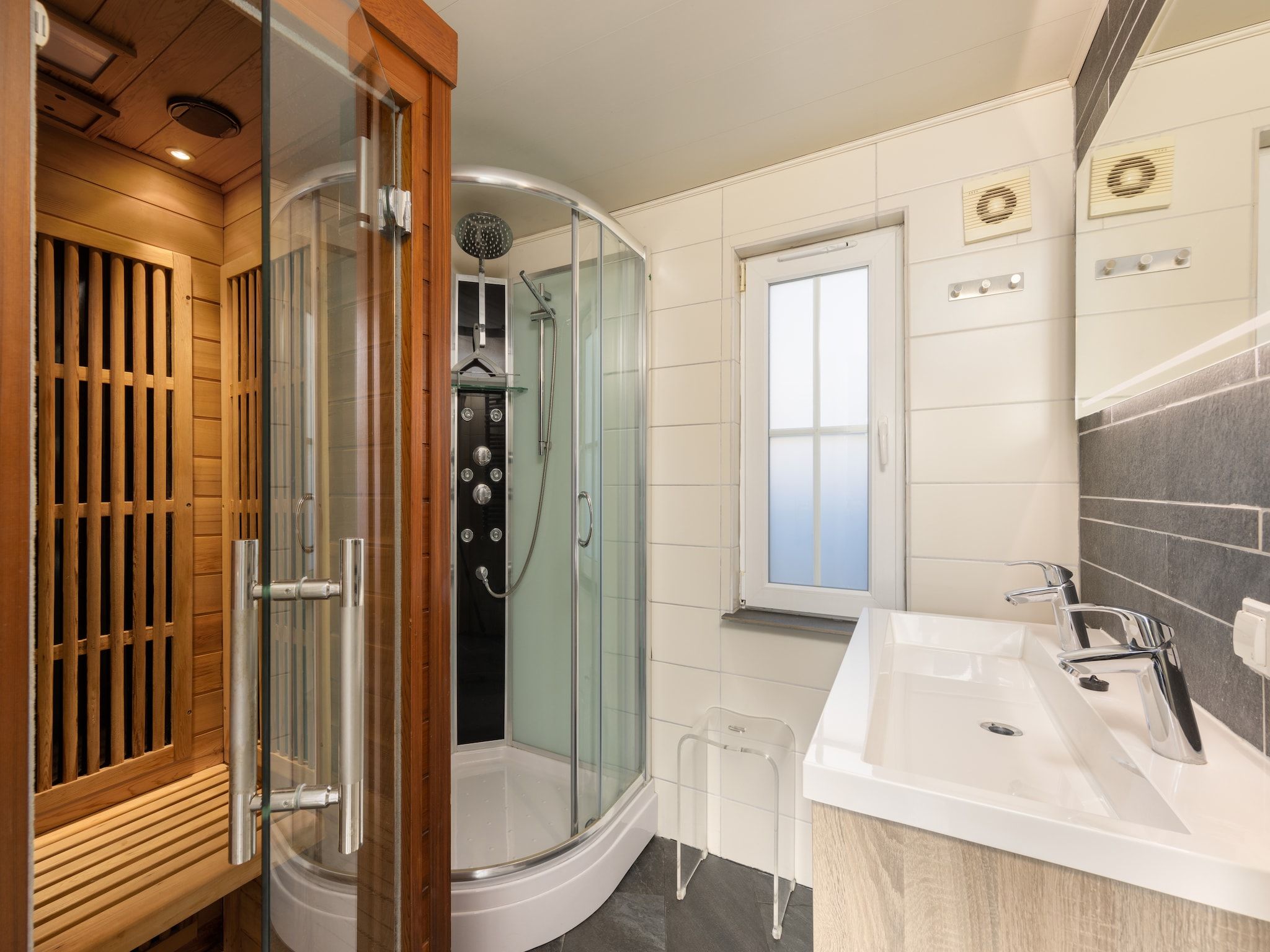 De badkamer van Recreatiepark Tolplas 7 in Hoge Hexel