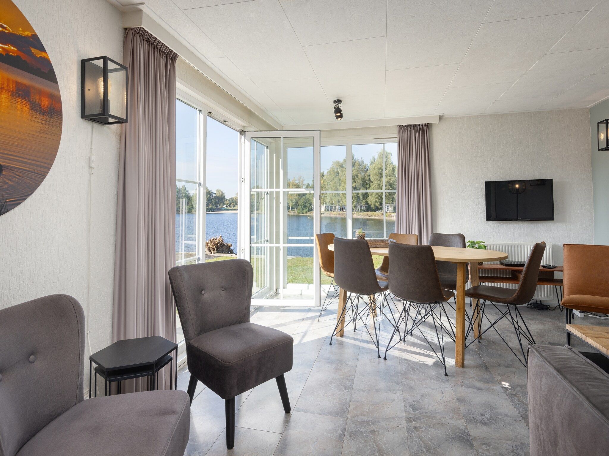 De eetkamer van Recreatiepark Tolplas 7 in Hoge Hexel