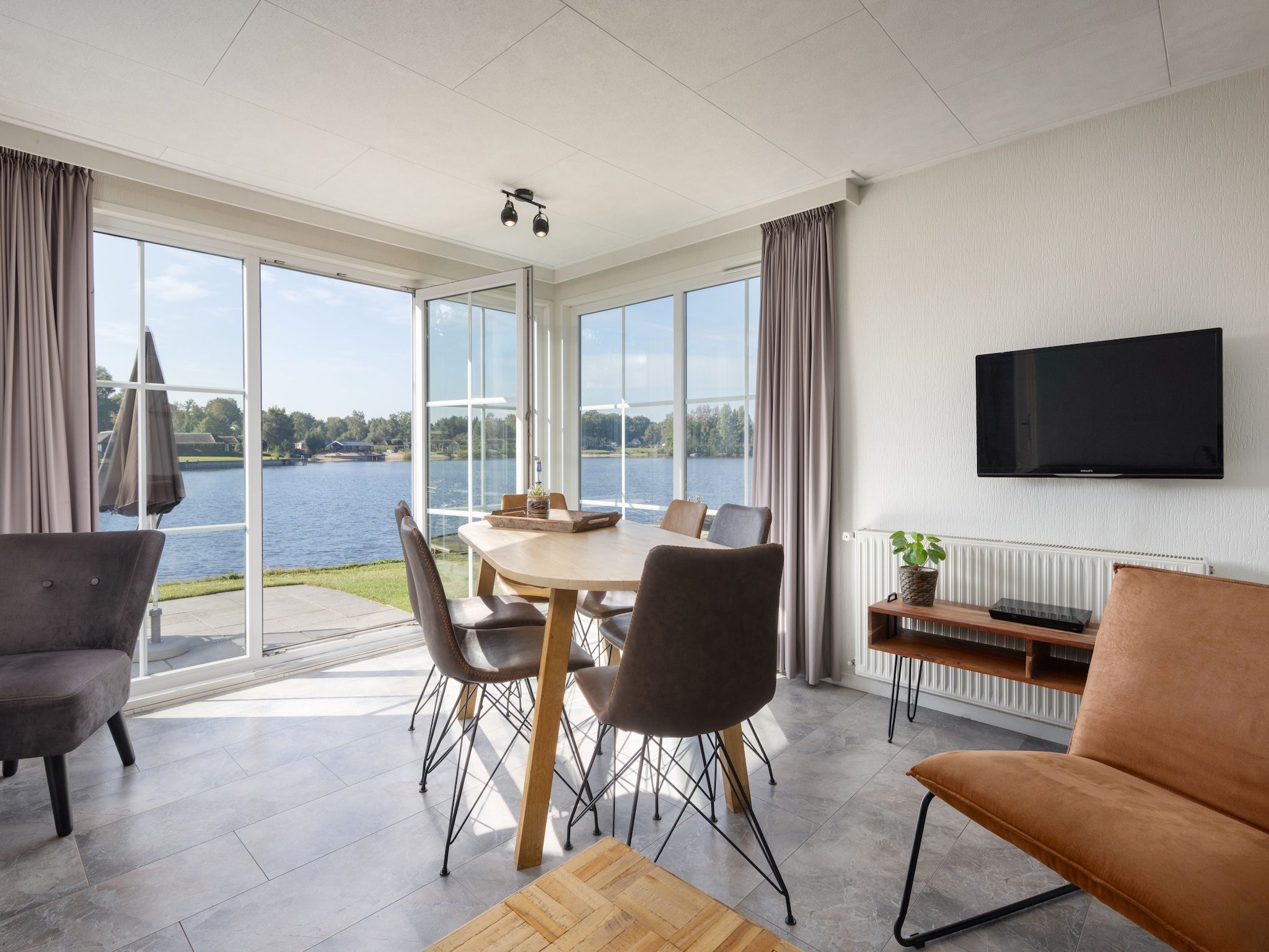 De eetkamer van Recreatiepark Tolplas 7 in Hoge Hexel