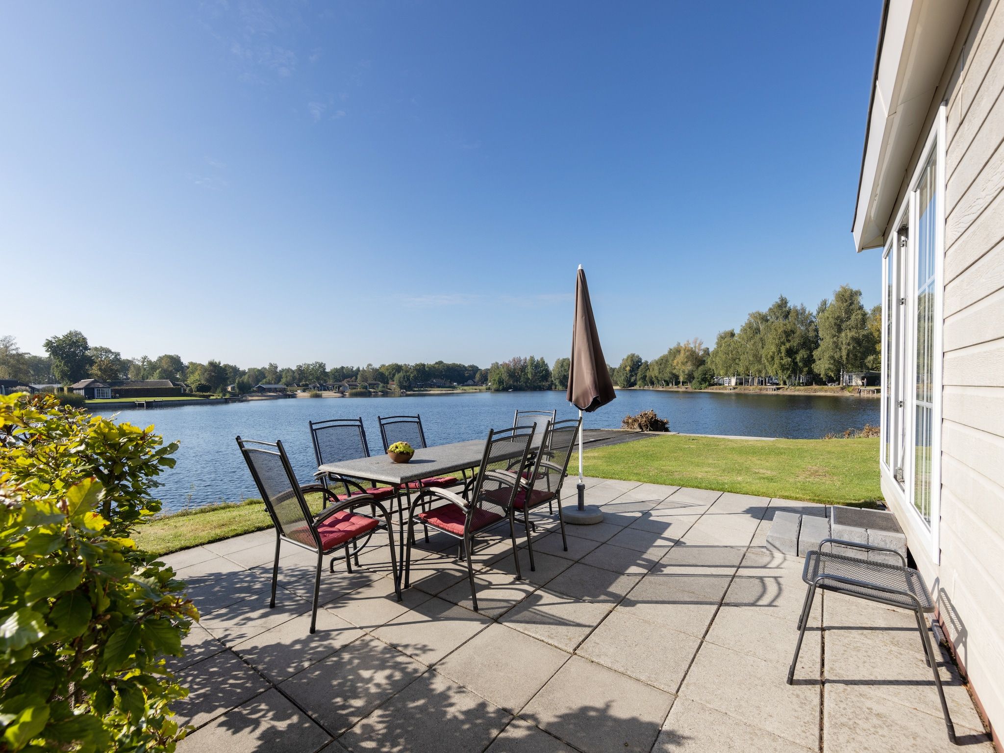 De tuin van Recreatiepark Tolplas 7 in Hoge Hexel