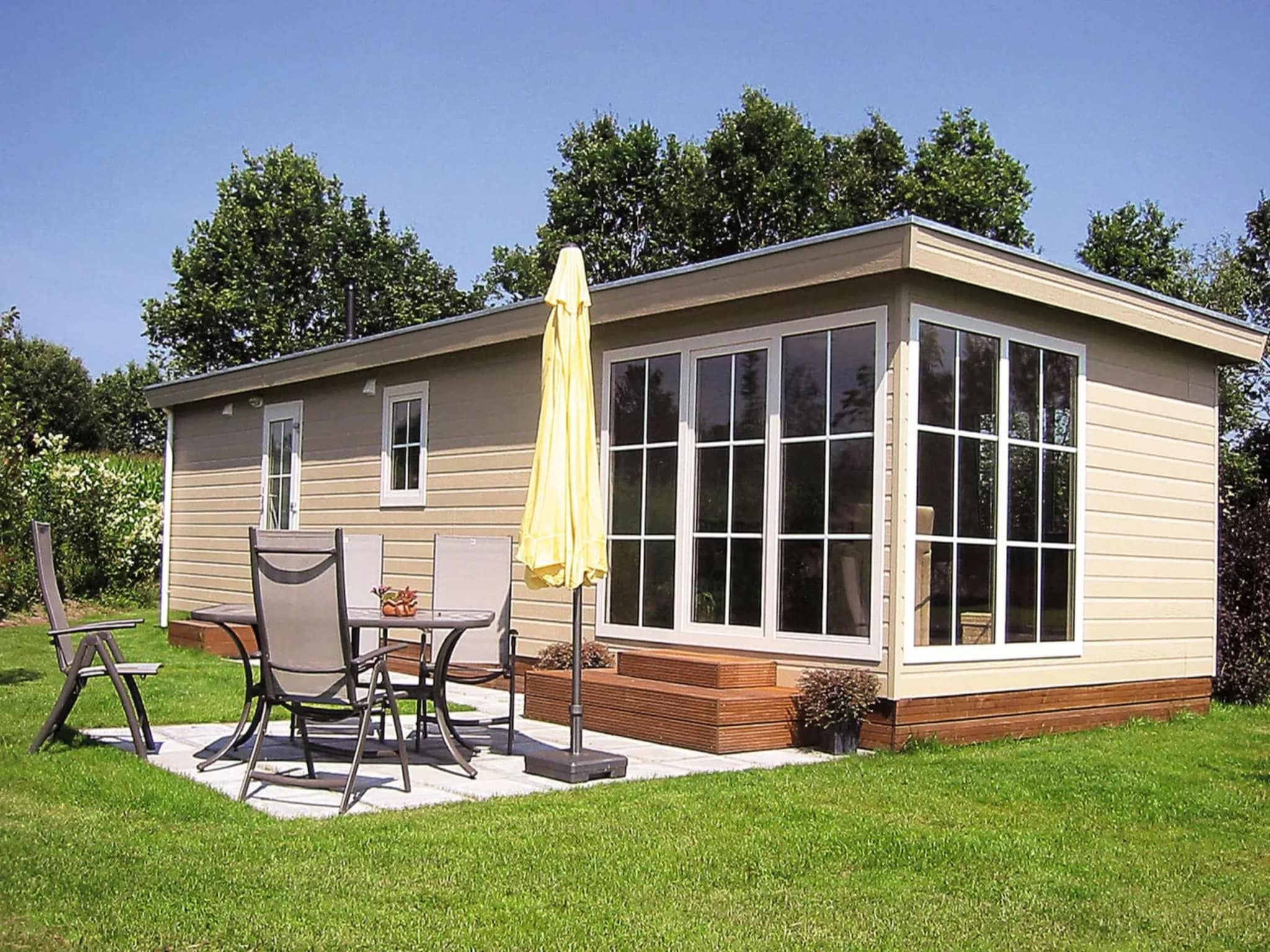 De buitenkant van Recreatiepark Tolplas 7 in Hoge Hexel