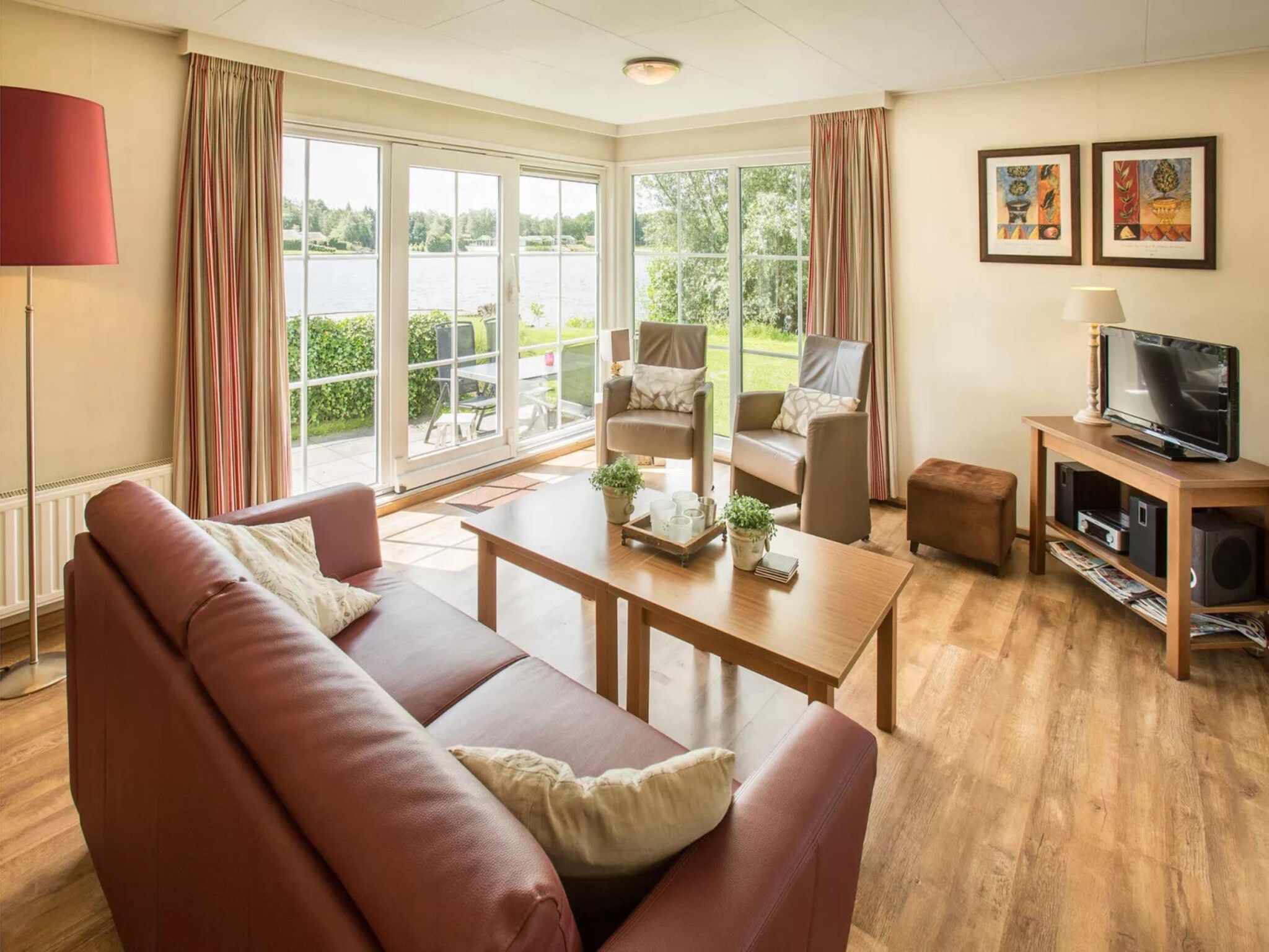 De woonkamer van Recreatiepark Tolplas 7 in Hoge Hexel