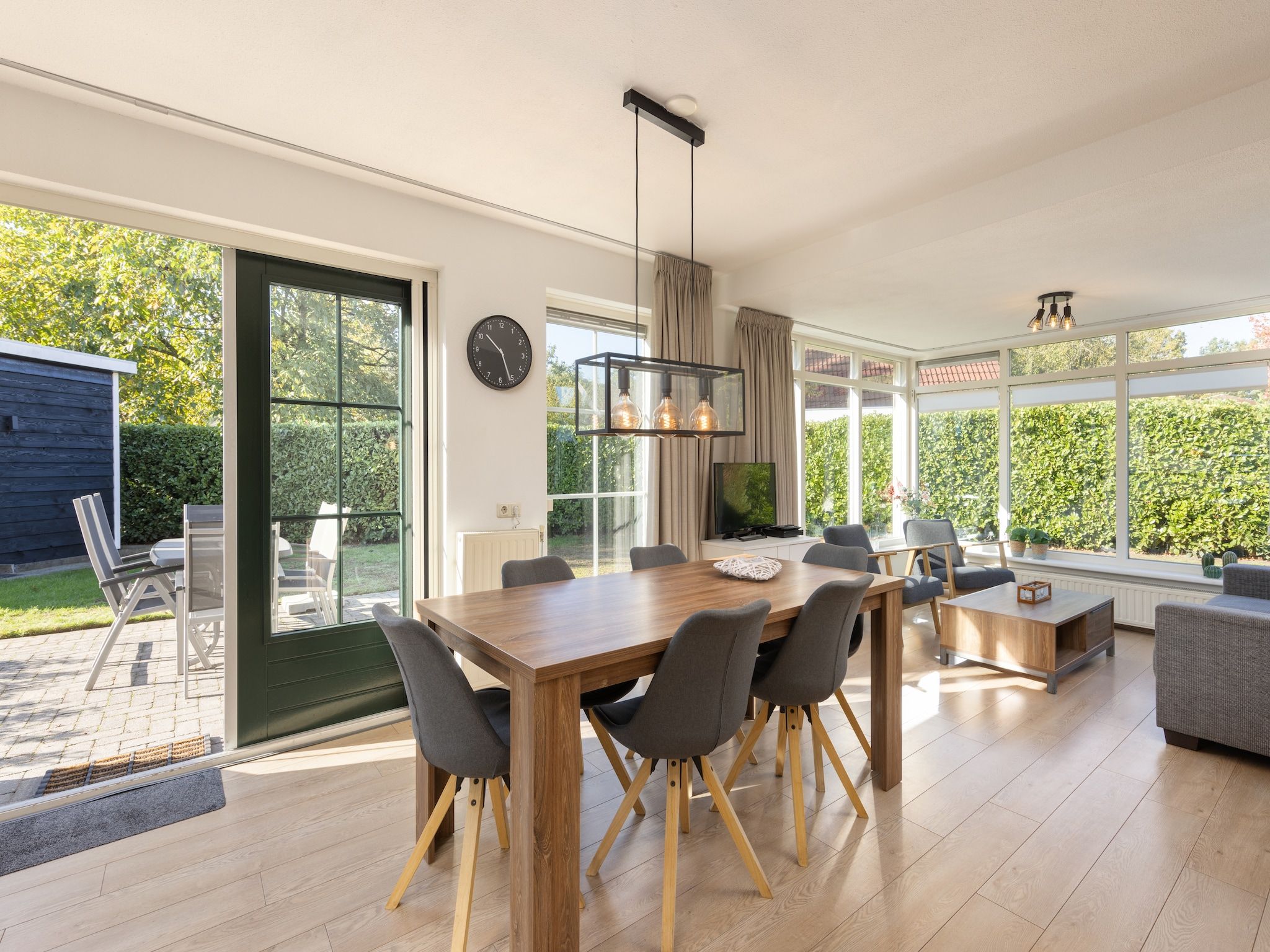 De eetkamer van Recreatiepark Tolplas 8 in Hoge Hexel