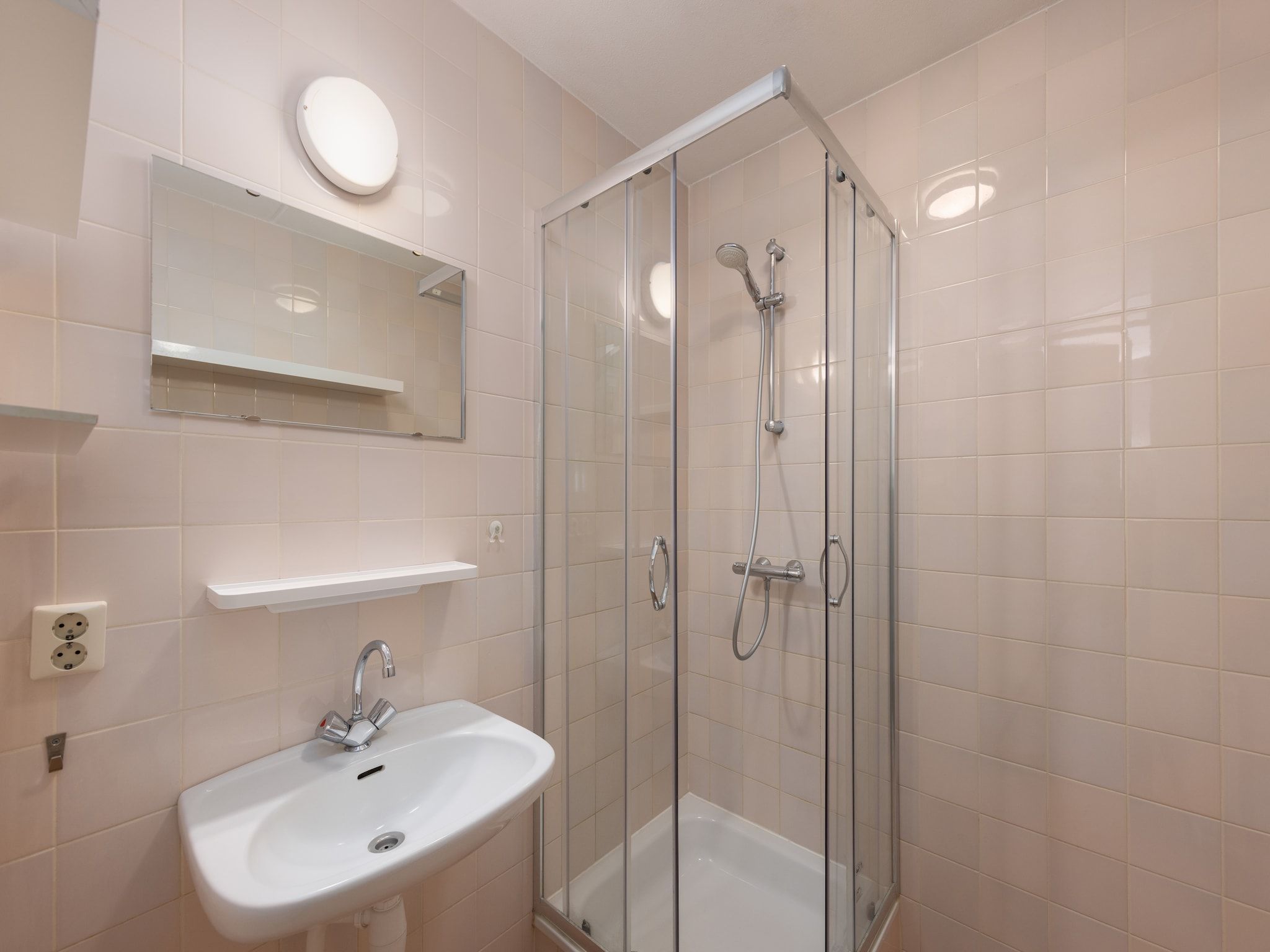 De badkamer van Recreatiepark Tolplas 11 in Hoge Hexel