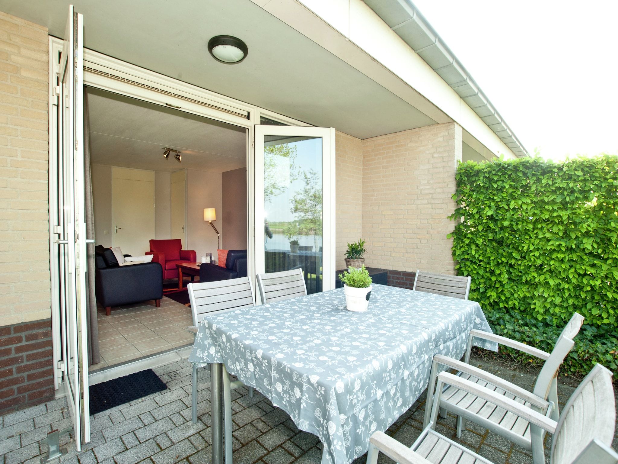 Het terras van Waterwoning 2-6 persoons in Heel