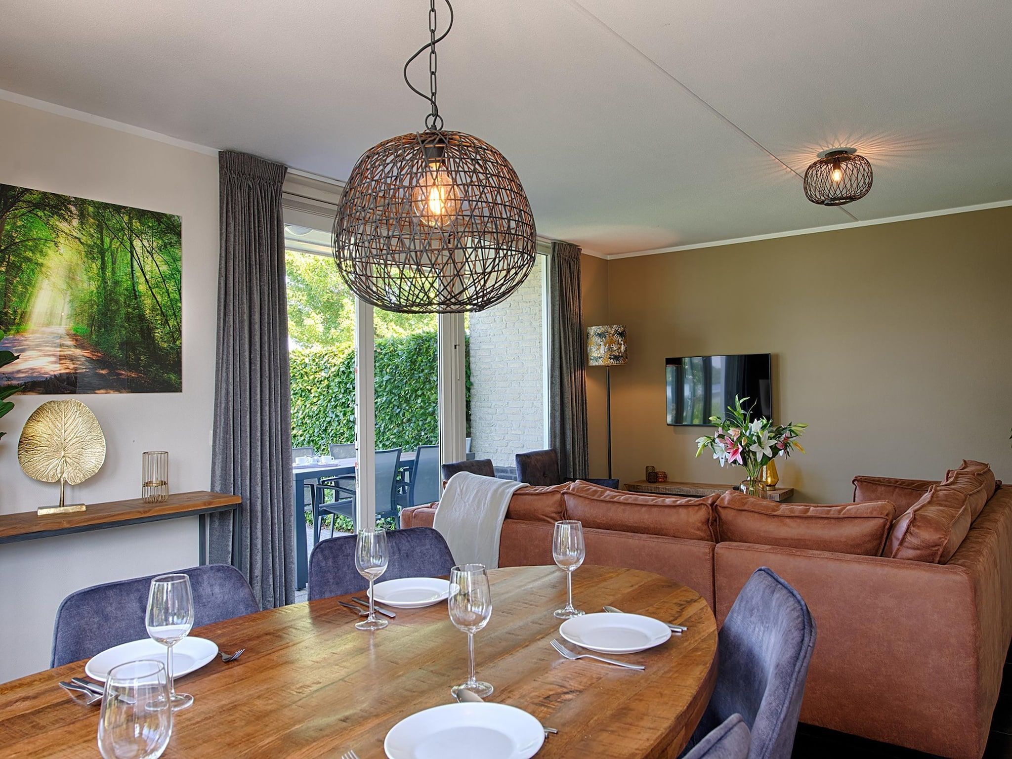 De eetkamer van Waterwoning 2-6 persoons in Heel