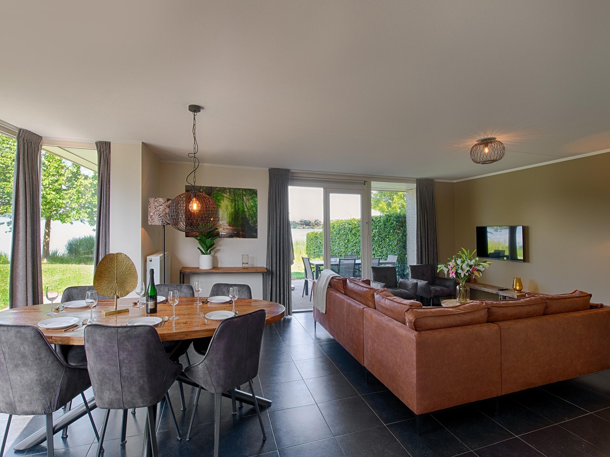 De woonkamer van Waterwoning 2-6 persoons in Heel