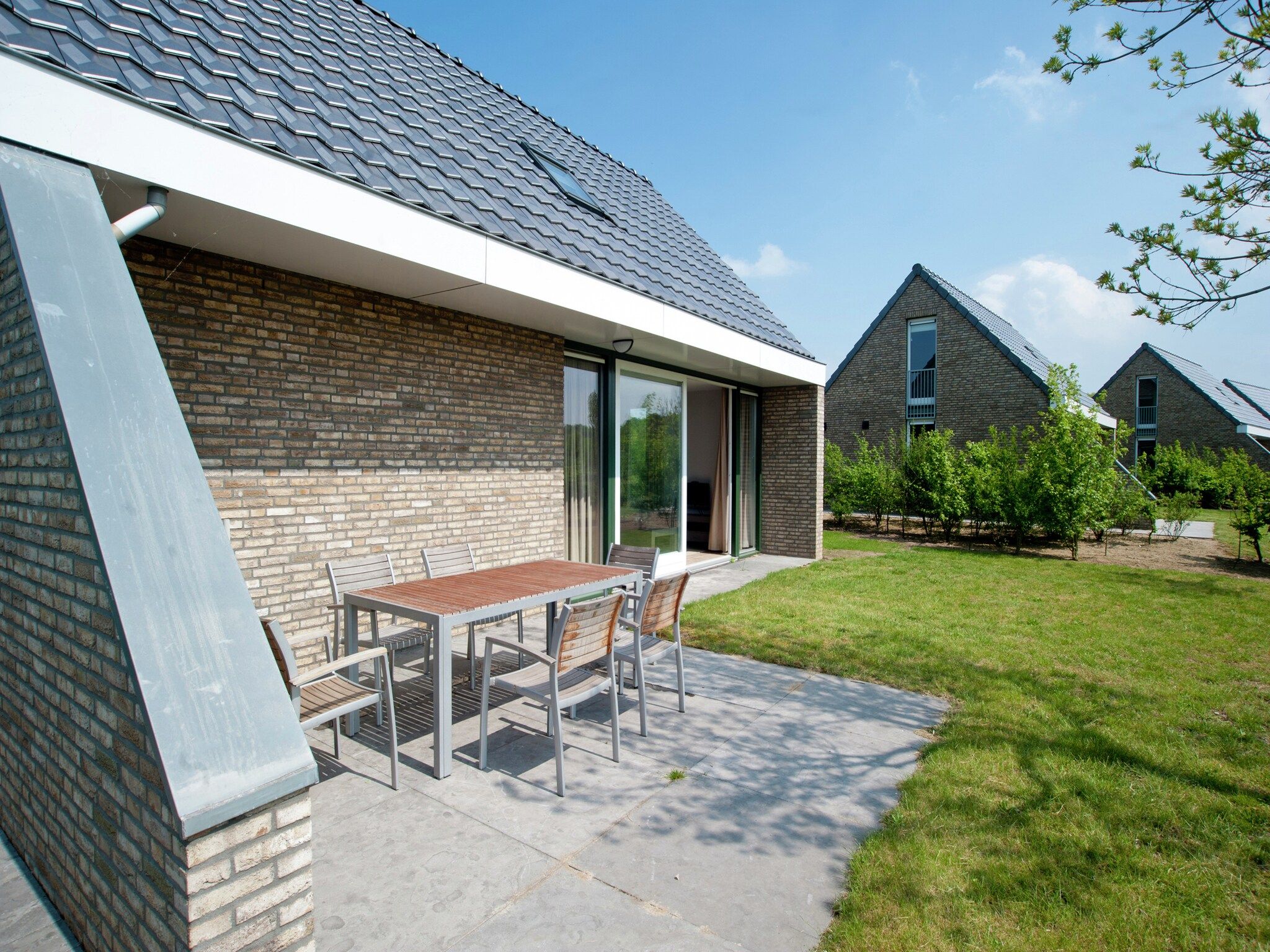 Het terras van Tuinvilla 2-6 persoons in Heel