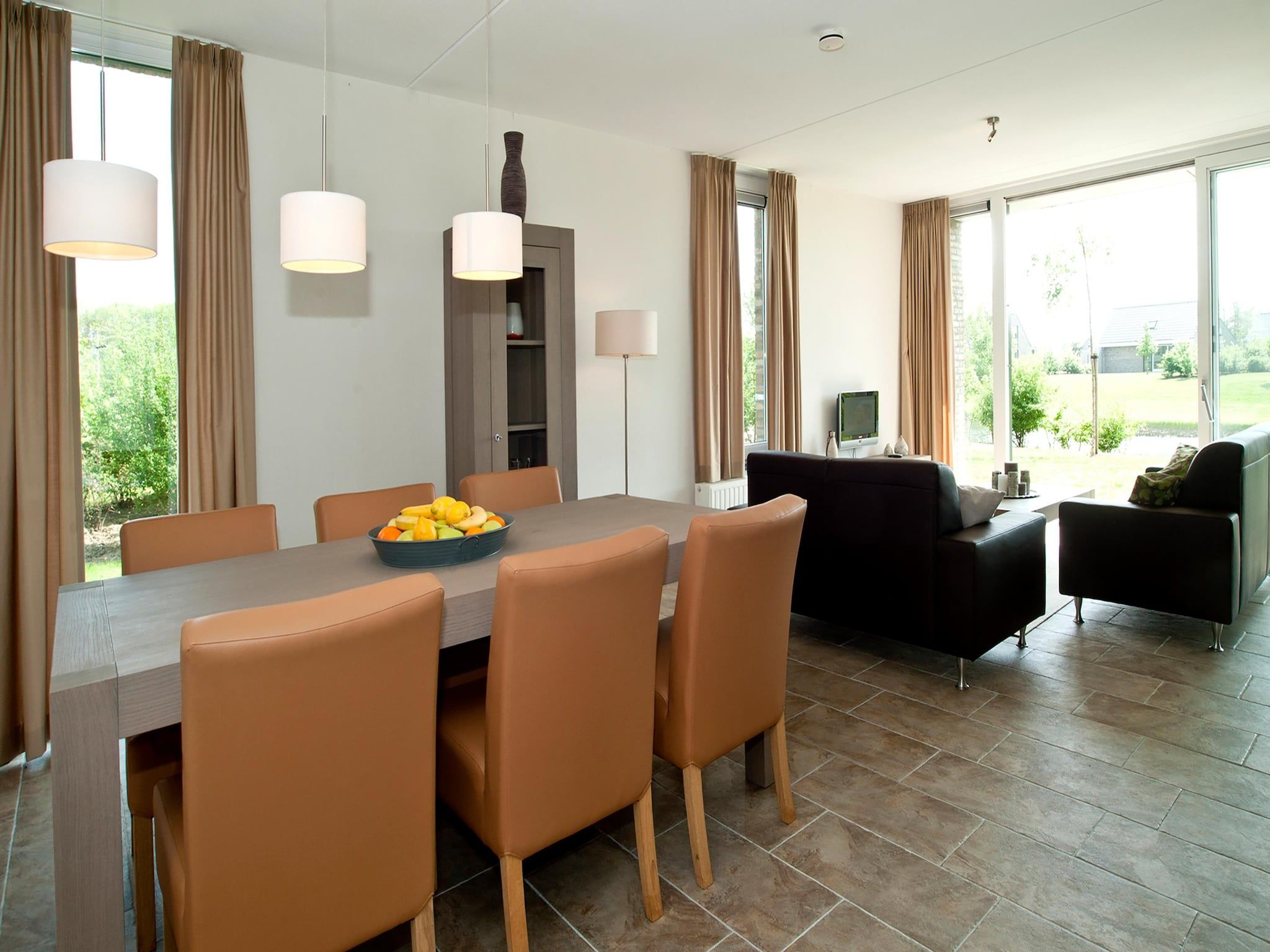 De eetkamer van Tuinvilla 2-6 persoons in Heel