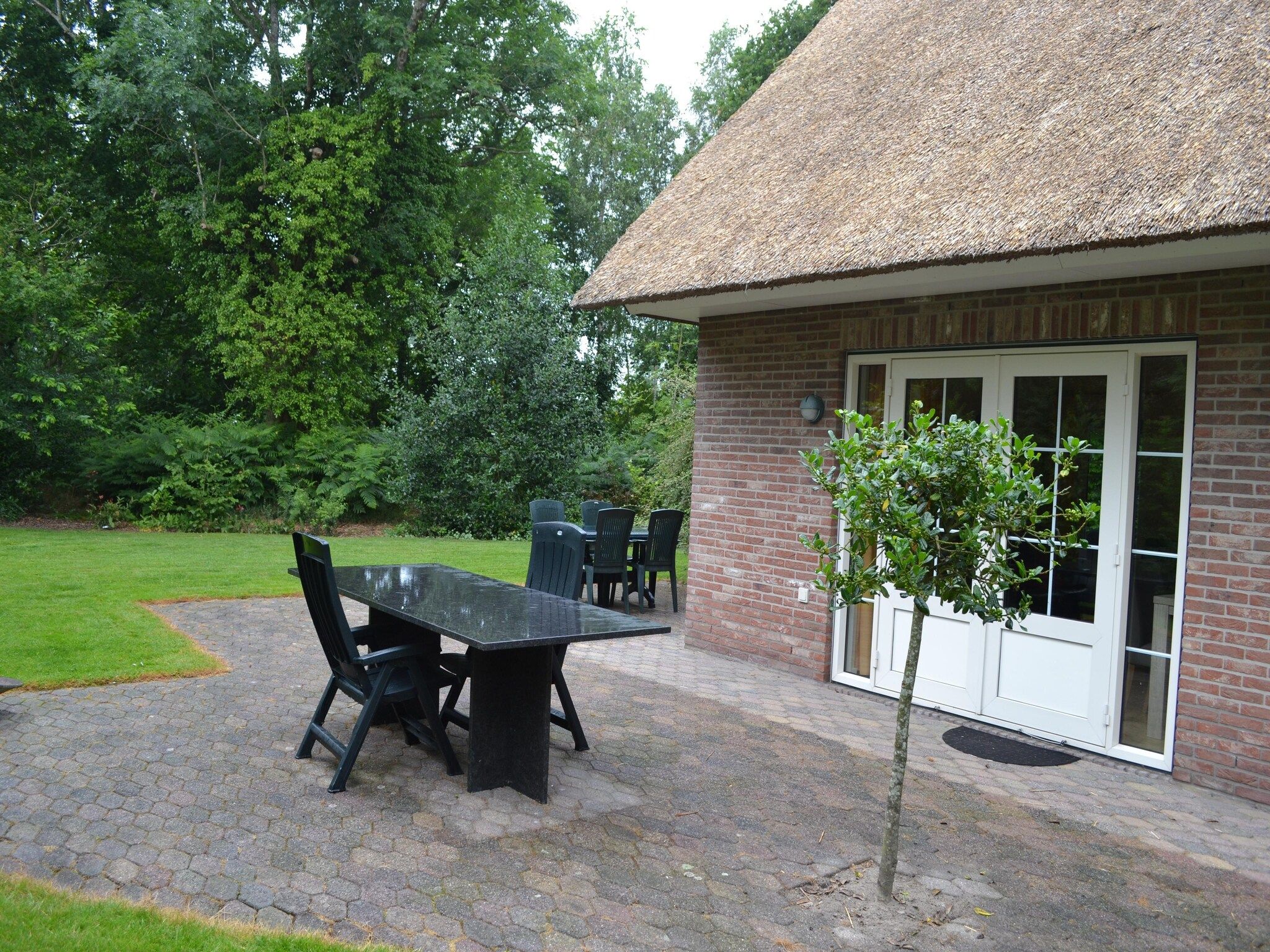 Het terras van Villapark De Weerribben 2 in Paasloo