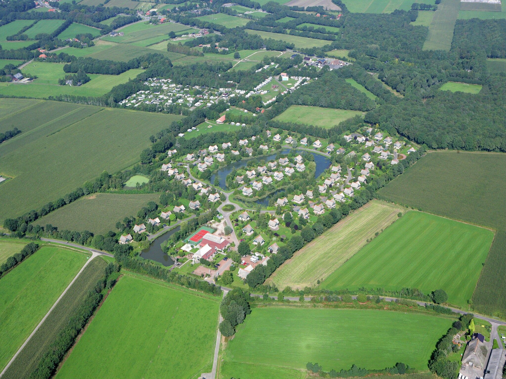 De buitenkant van Villapark De Weerribben 4 in Paasloo