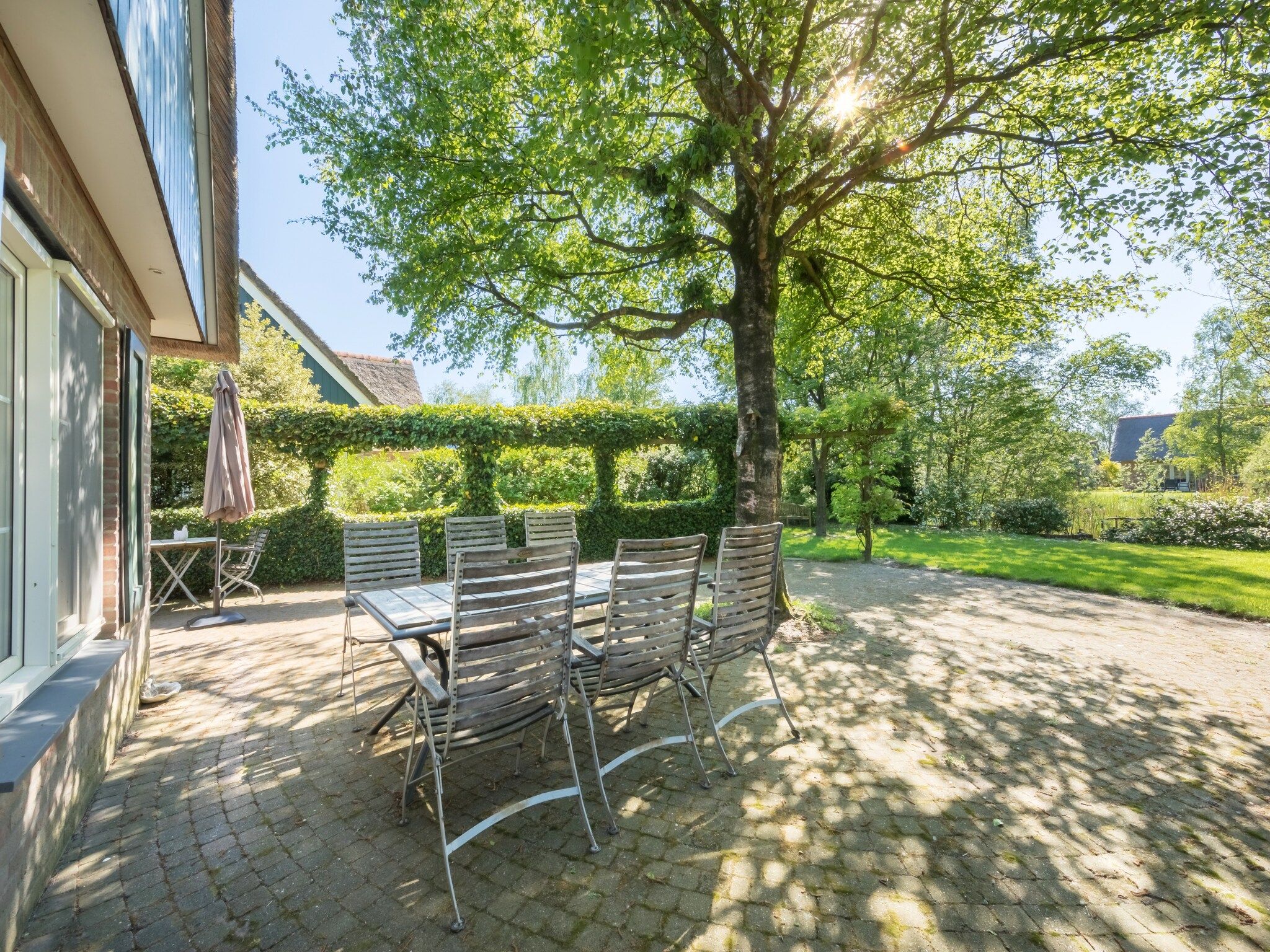 De tuin van Villapark De Weerribben 4 in Paasloo