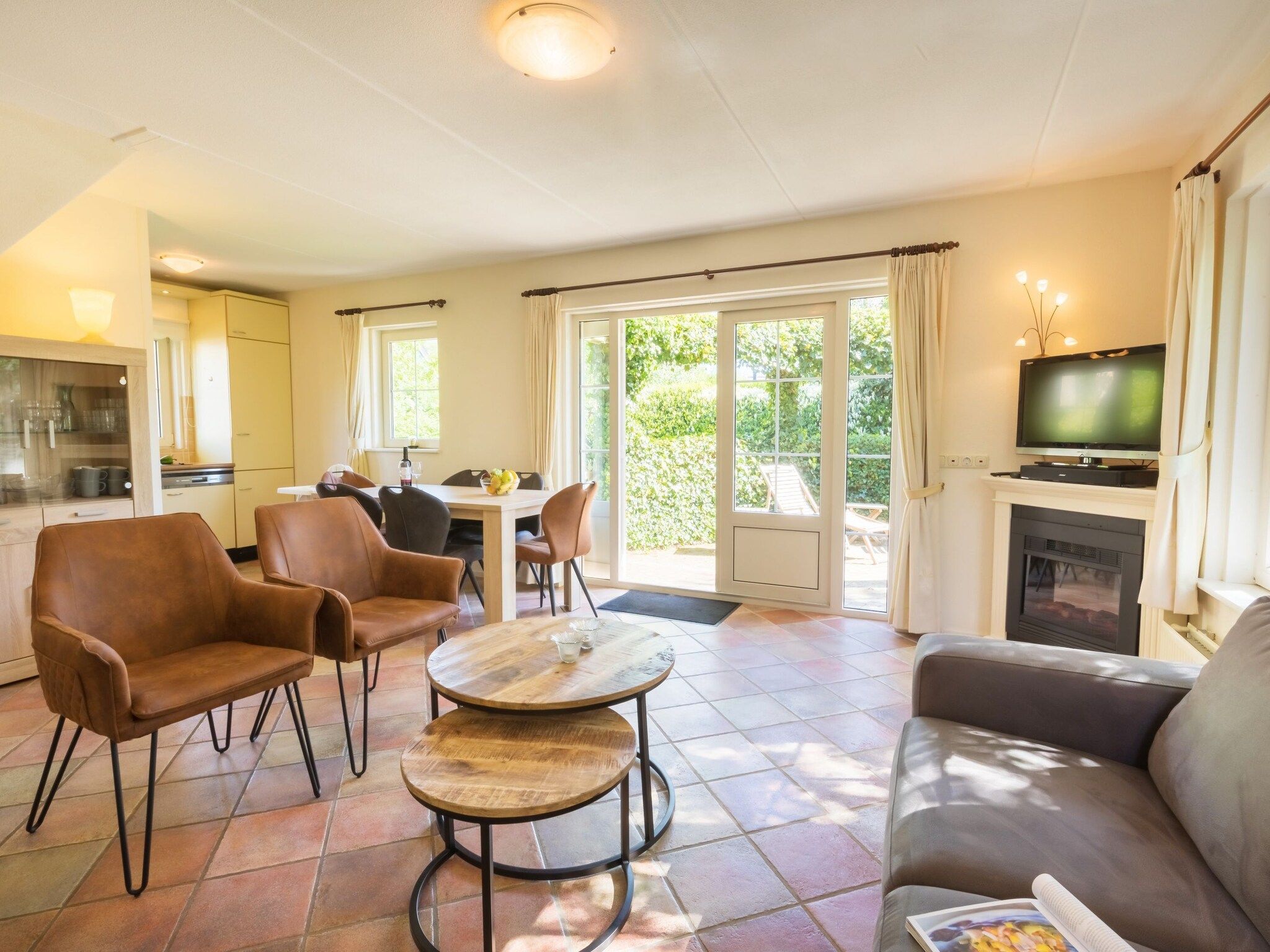 De woonkamer van Villapark De Weerribben 4 in Paasloo