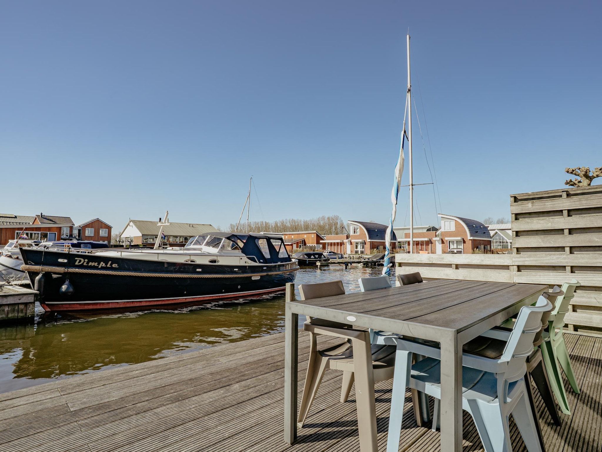 Het terras van Waterpark de Meerparel 7 in Uitgeest