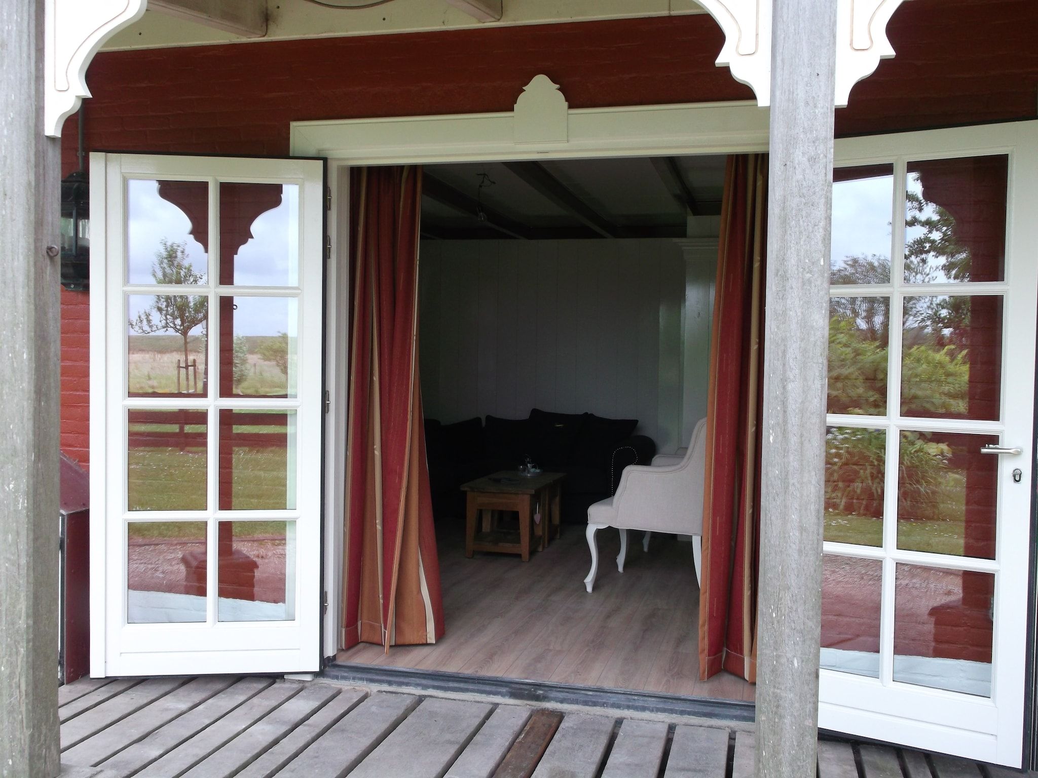 Het terras van Recreatiepark Wiringherlant - Ons Huys in Hippolytushoef