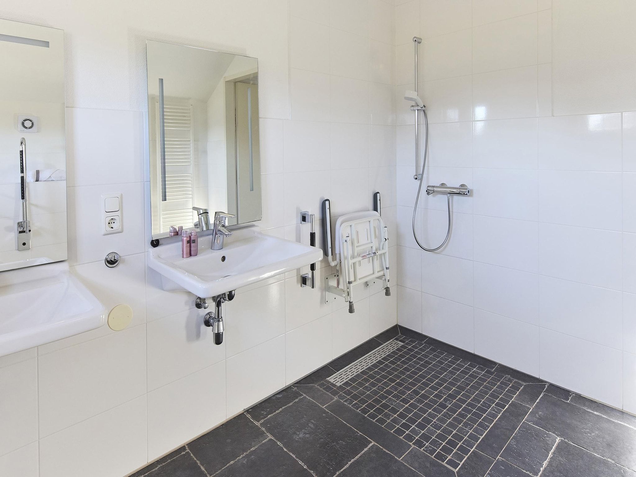 De badkamer van Buitenhof De Leistert 2 in Roggel