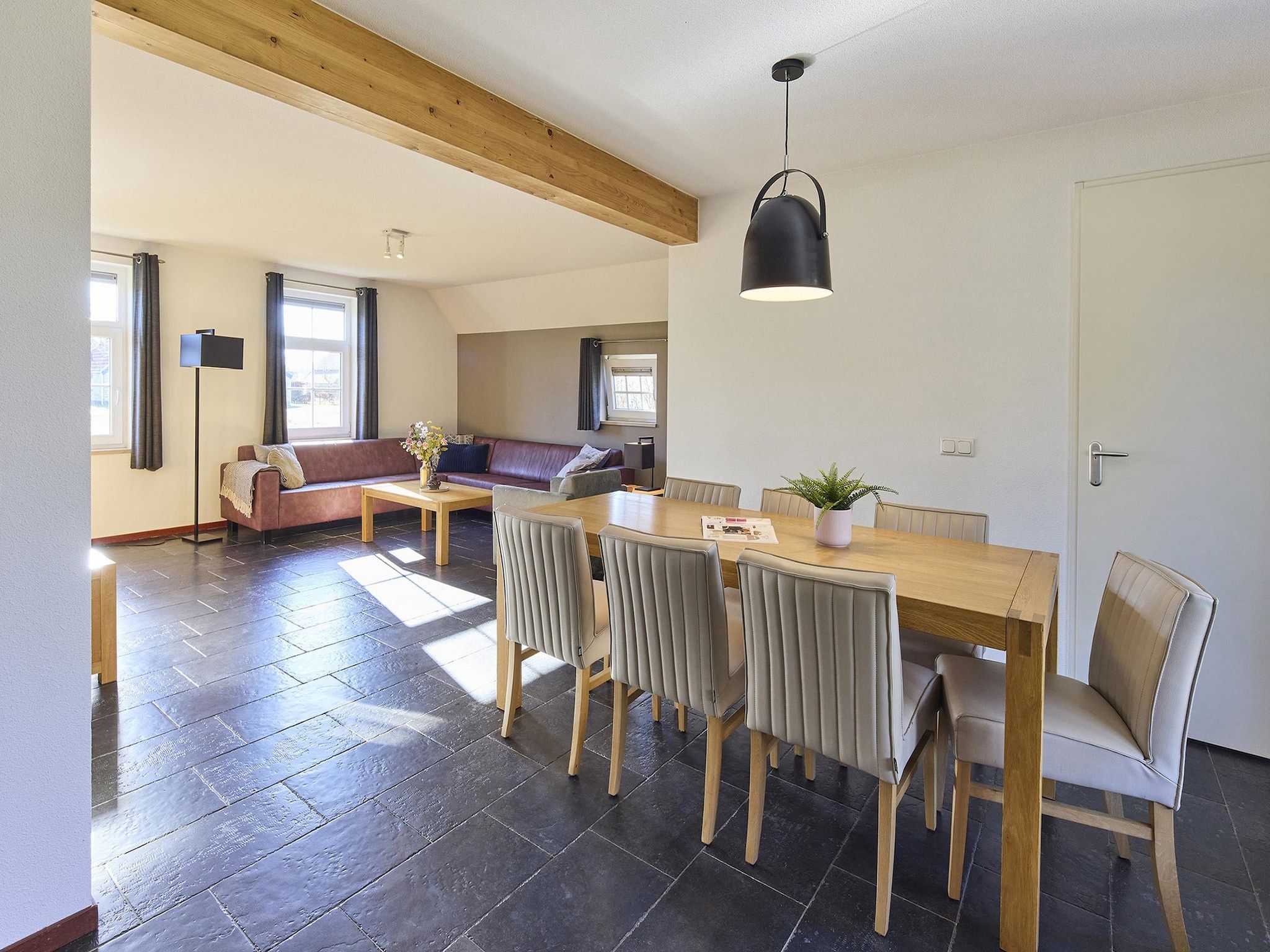 De eetkamer van Buitenhof De Leistert 2 in Roggel