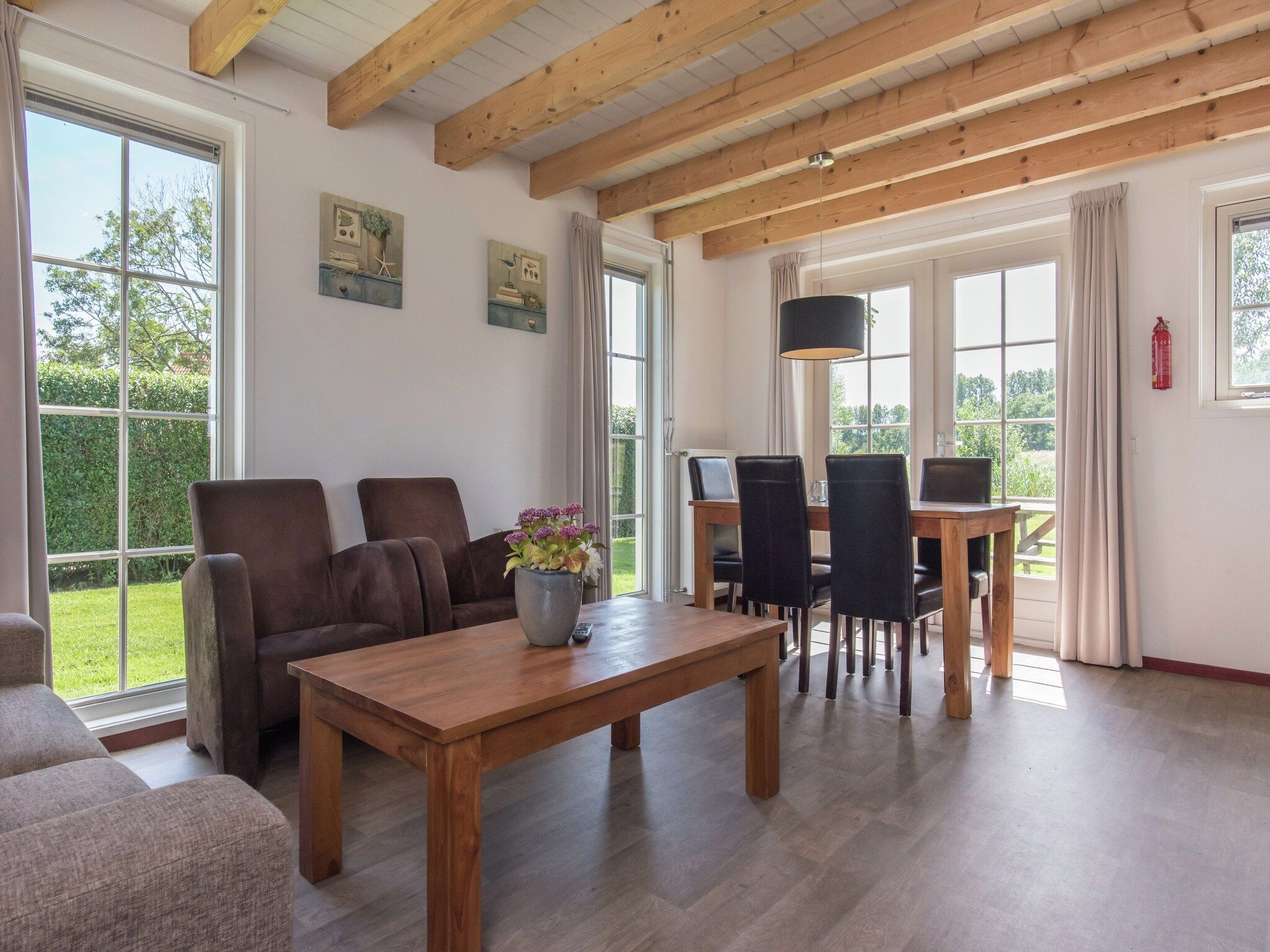 De woonkamer van Recreatiepark de Stelhoeve 3 in Wemeldinge