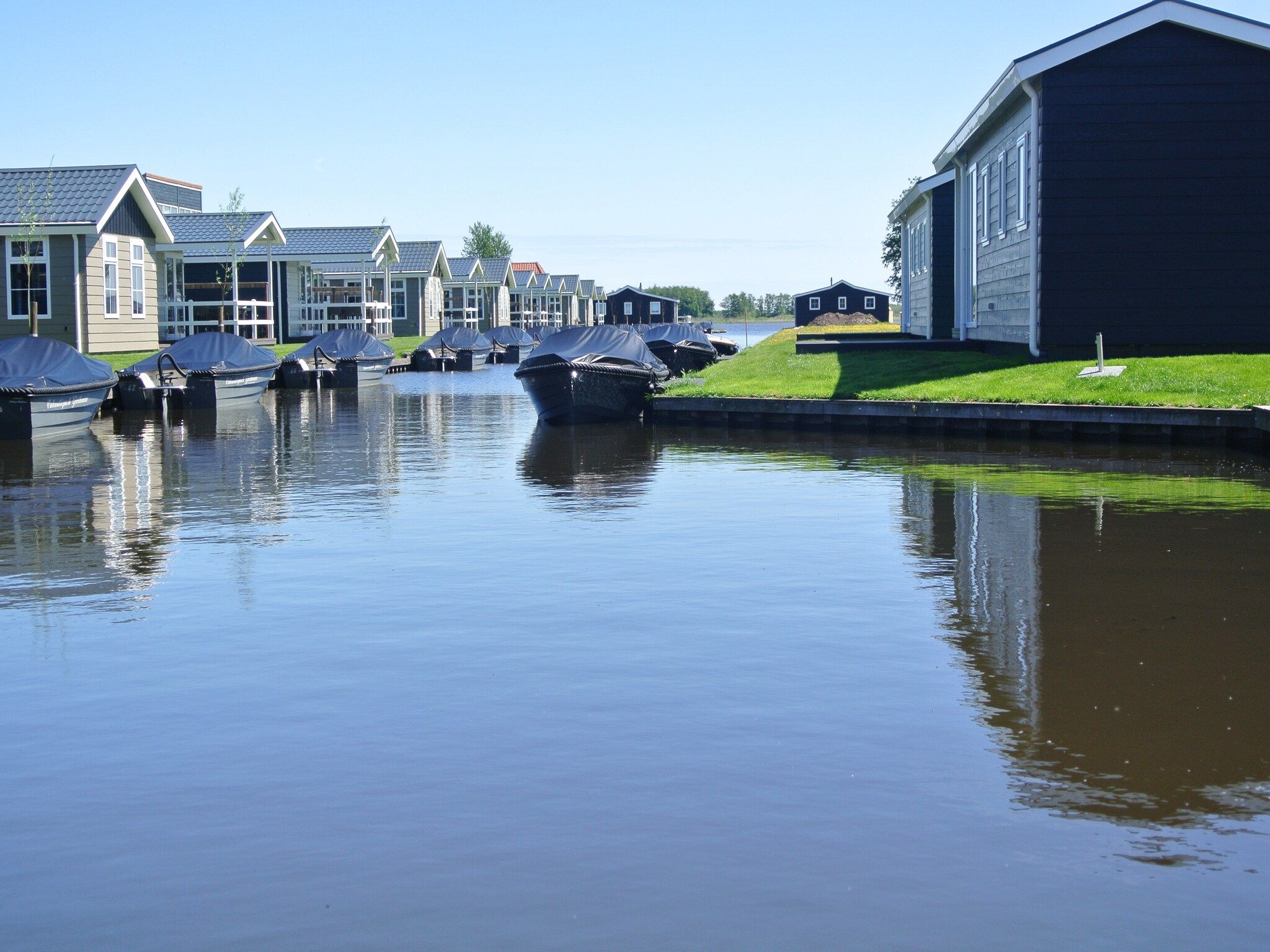 De buitenkant van Vakantiepark Giethoorn 3 in Giethoorn