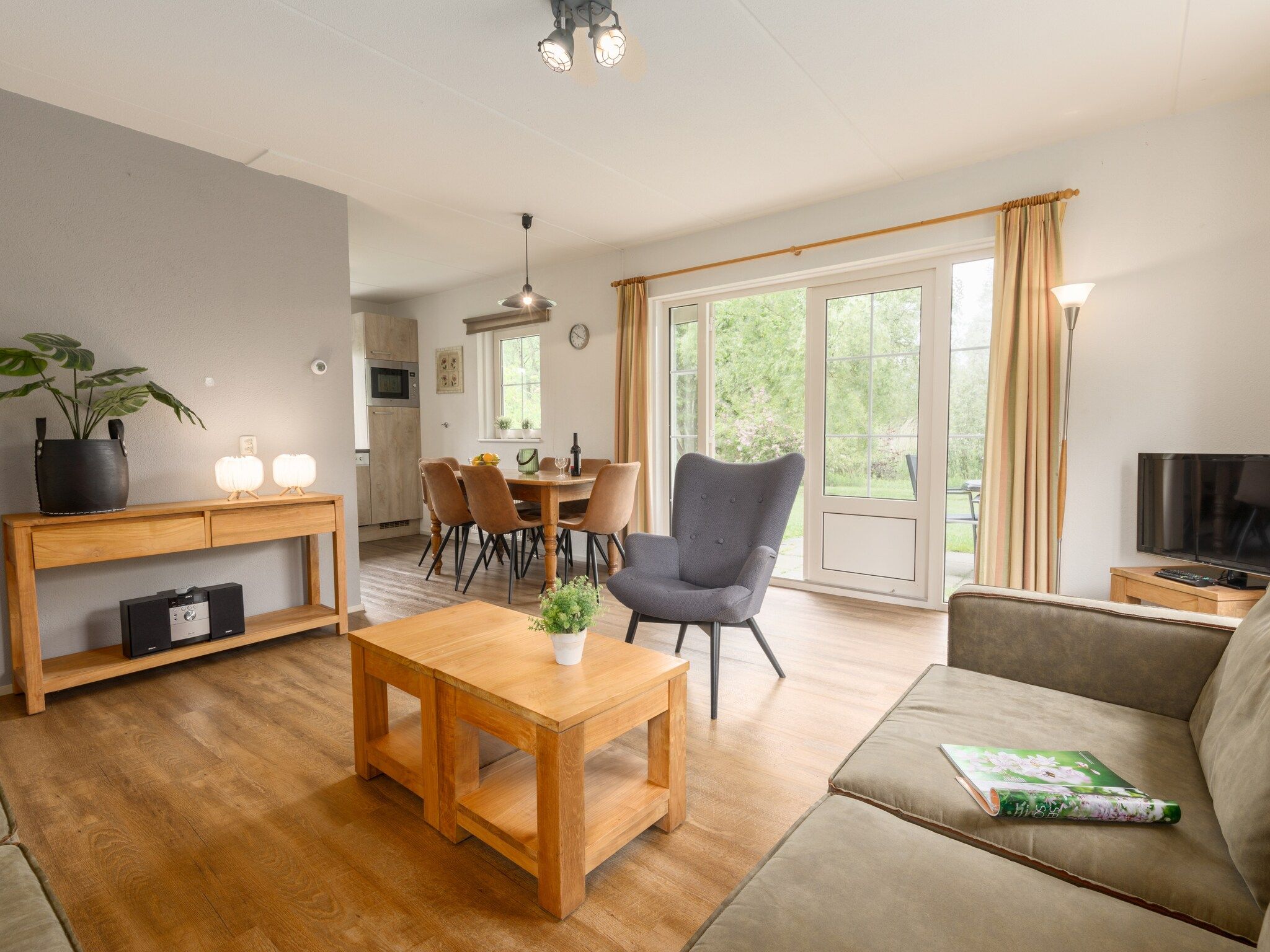 De woonkamer van Villapark De Weerribben 5 in Paasloo