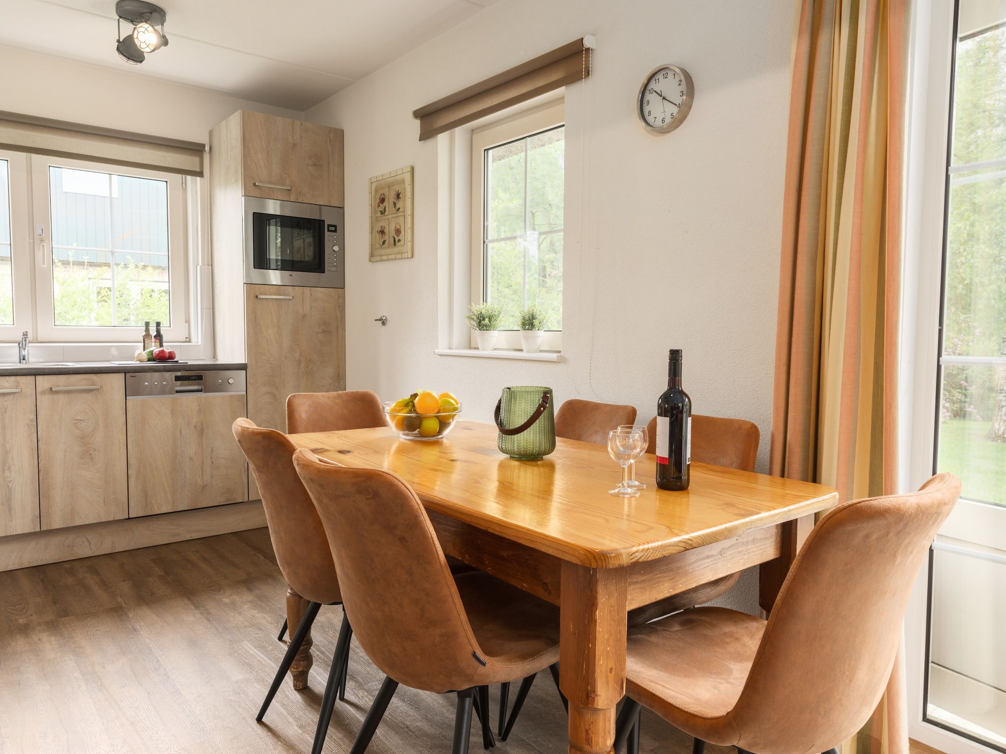 De eetkamer van Villapark De Weerribben 5 in Paasloo