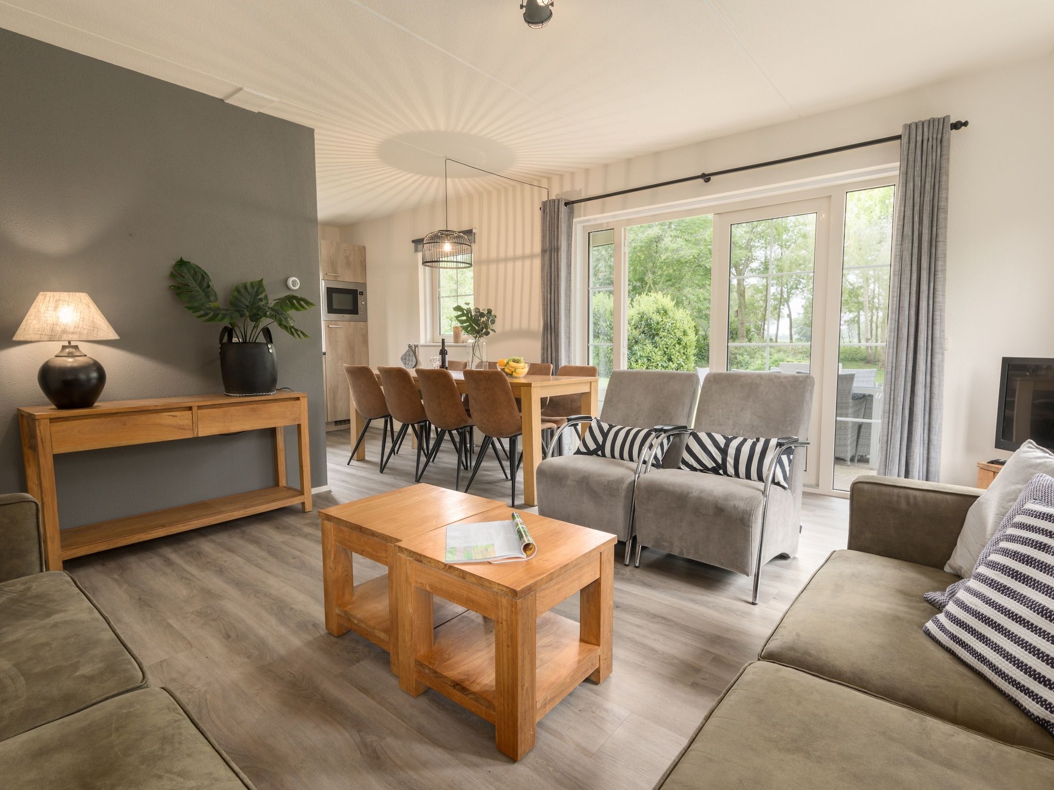 De woonkamer van Villapark De Weerribben 3 in Paasloo