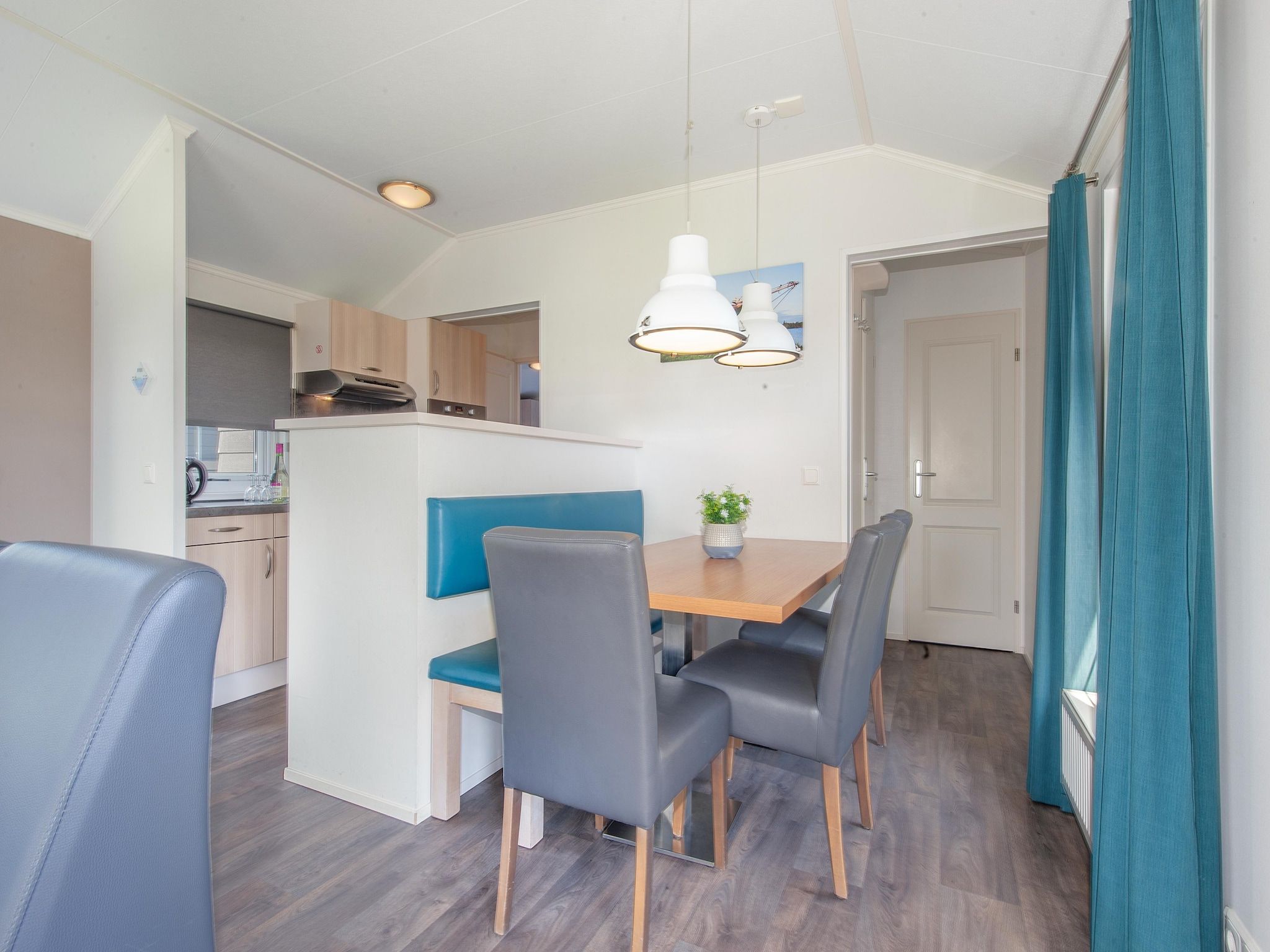 De eetkamer van Vakantiepark Giethoorn 4 in Giethoorn