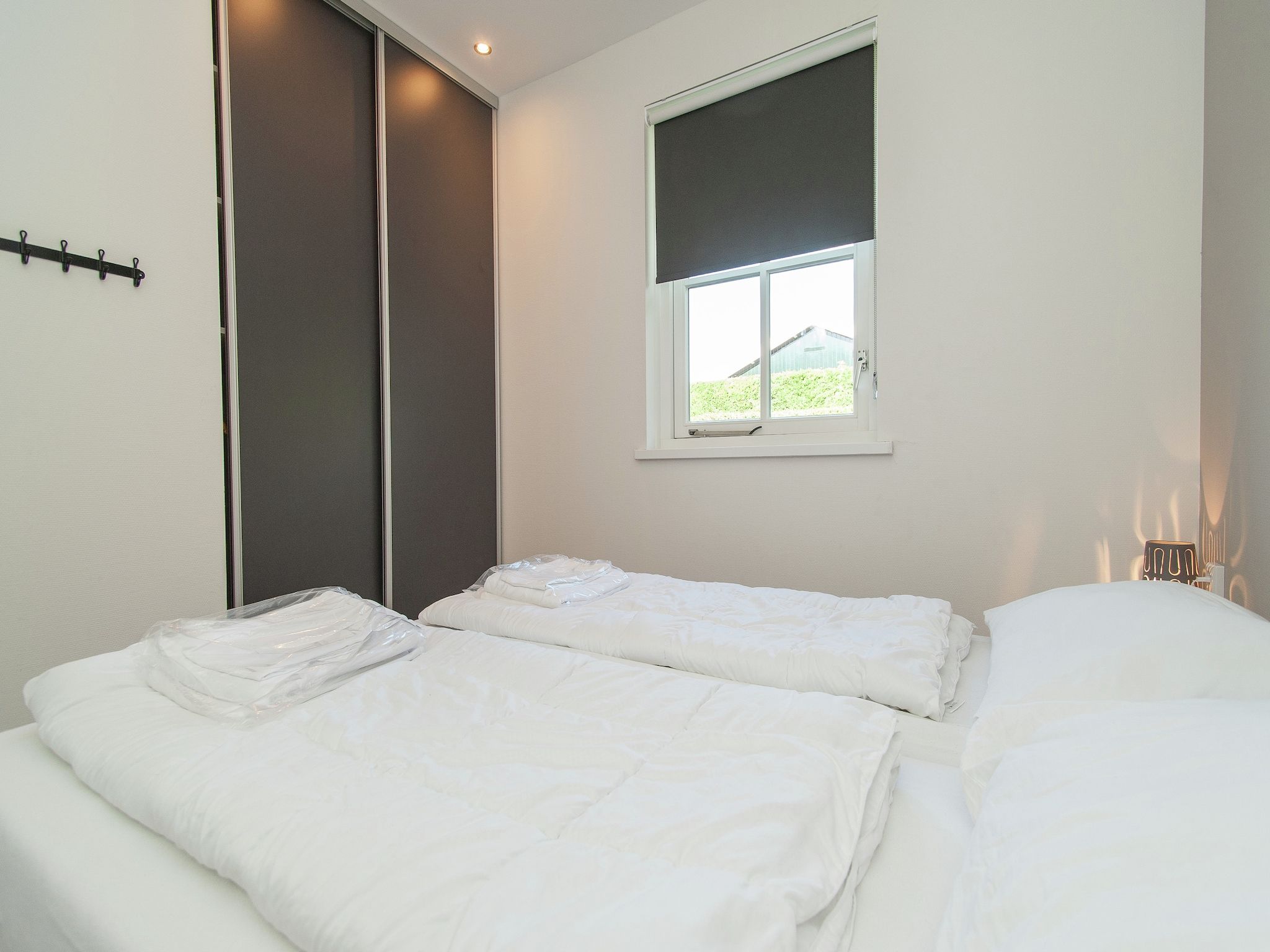 Een slaapkamer van Bungalowpark de Gouden Spar 3 in Noordwijk