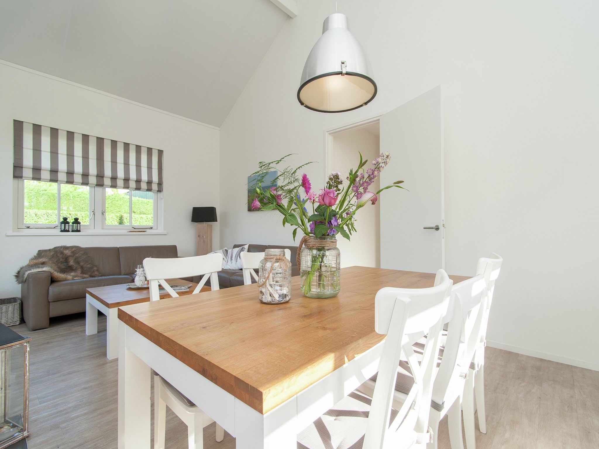 De eetkamer van Bungalowpark de Gouden Spar 3 in Noordwijk