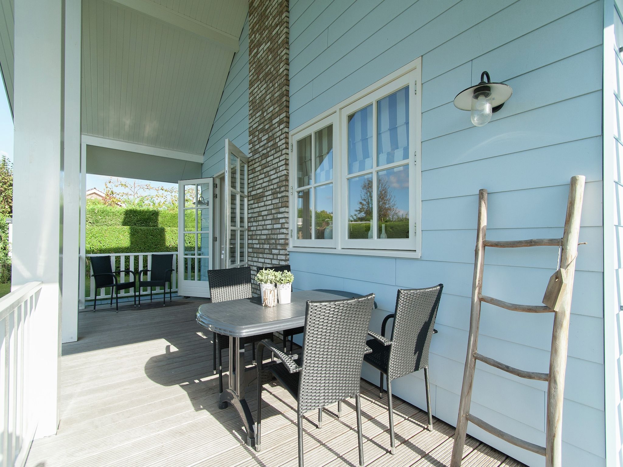 Het terras van Bungalowpark de Gouden Spar 3 in Noordwijk